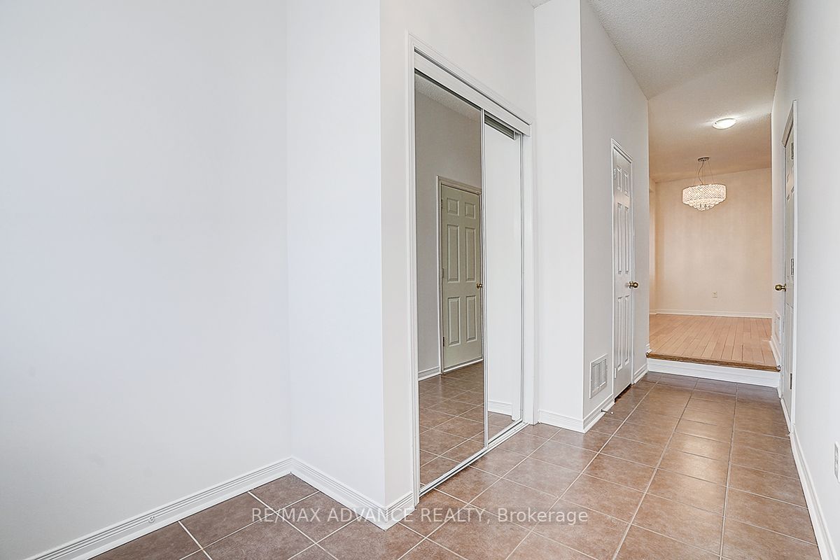 137 Laramie Crescent, Vaughan, ON L6A 0R1 photo 3