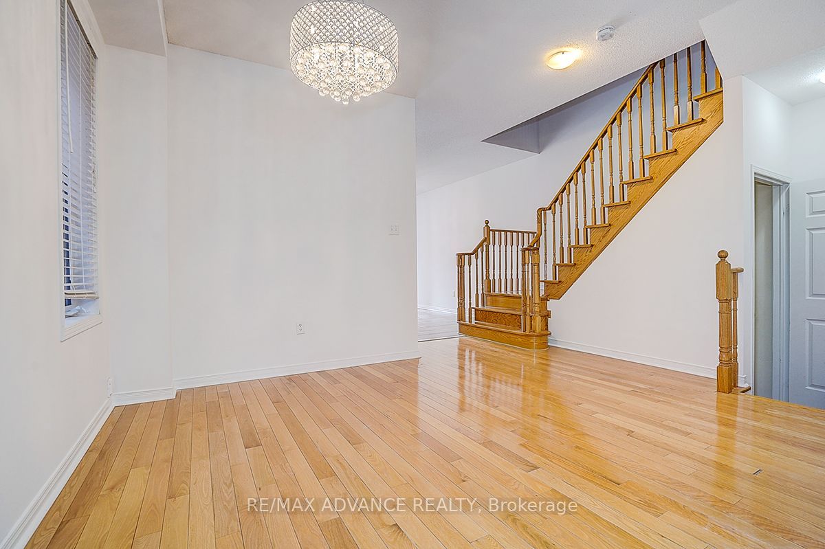 137 Laramie Crescent, Vaughan, ON L6A 0R1 photo 4