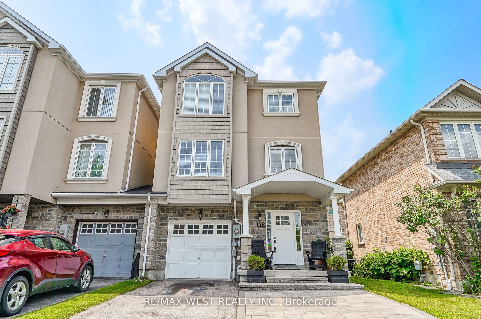 176 Gail Parks Crescent, Newmarket, ON L3X 3C2