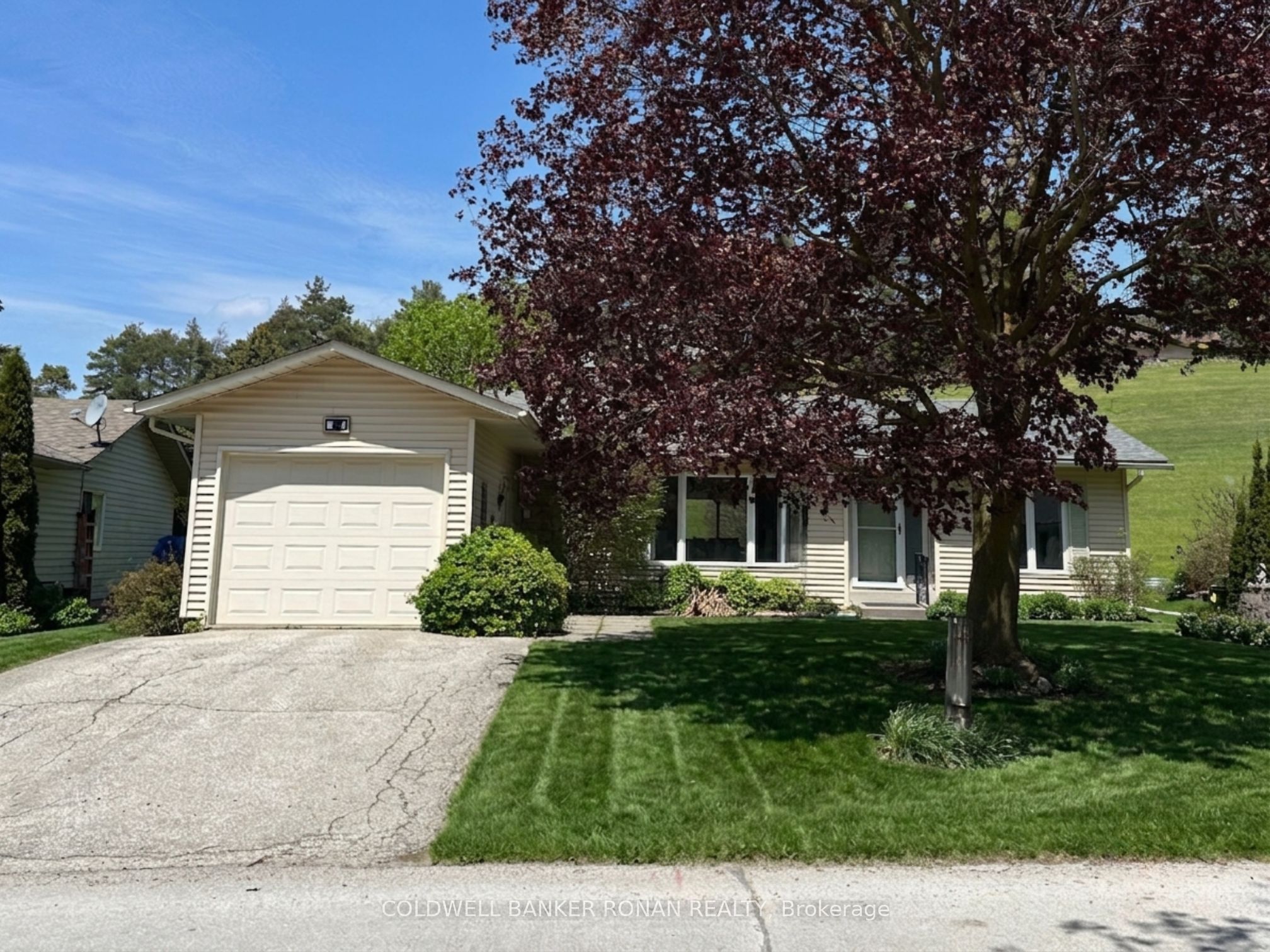 4 Tecumseth Pines Drive, New Tecumseth, ON L0G 1W0