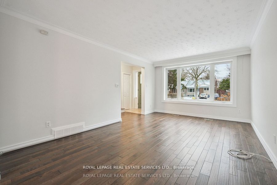 256 Zelda Crescent, Richmond Hill, ON L4C 2Y5 photo 3