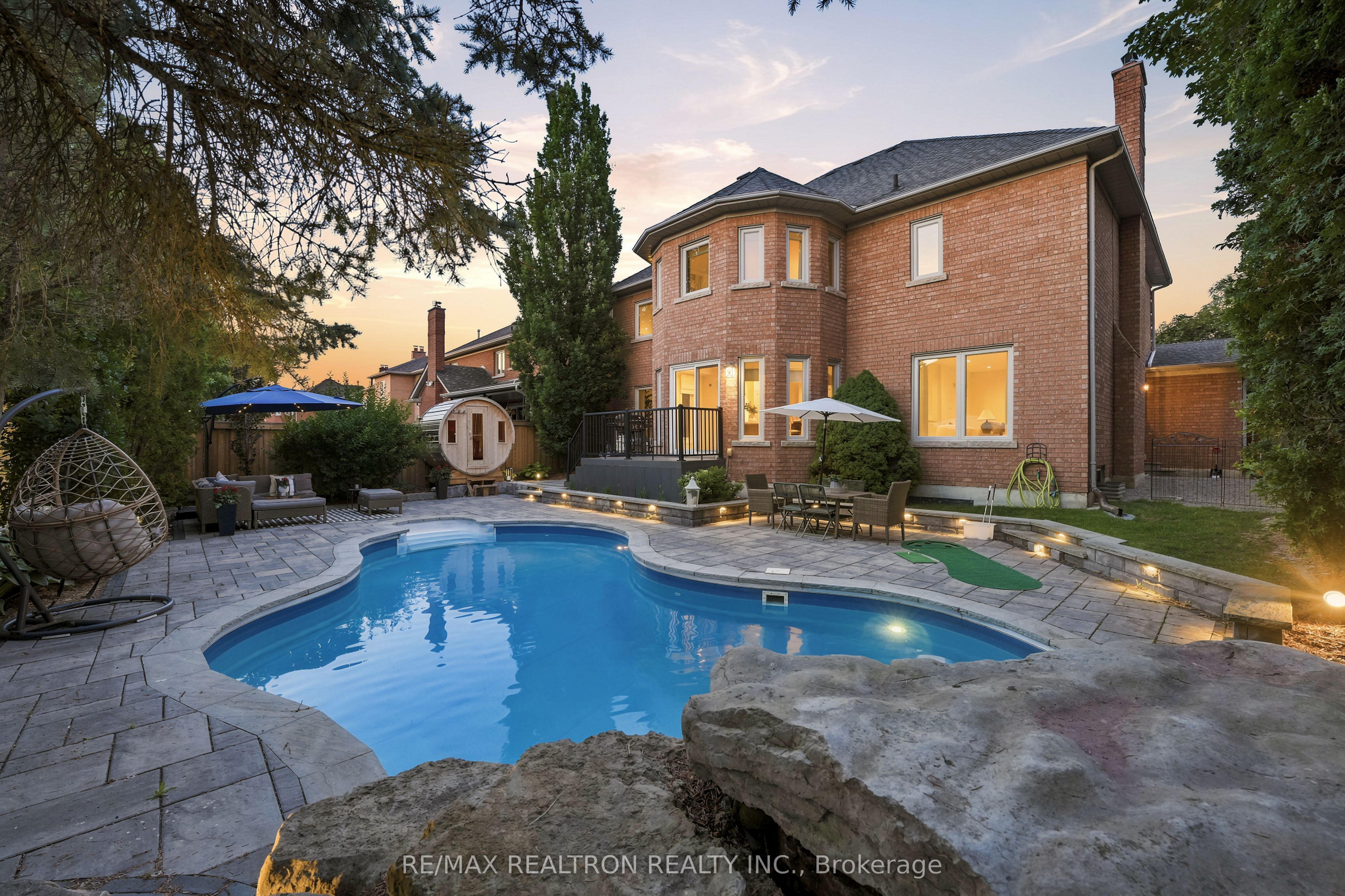 653 Exceller Circle, Newmarket, ON L3X 1P6 photo 2
