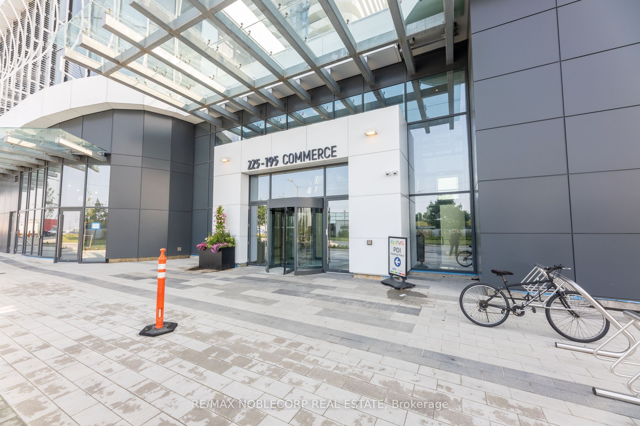 195 Commerce Street 5317, Vaughan, ON L4K 0P9 photo 2