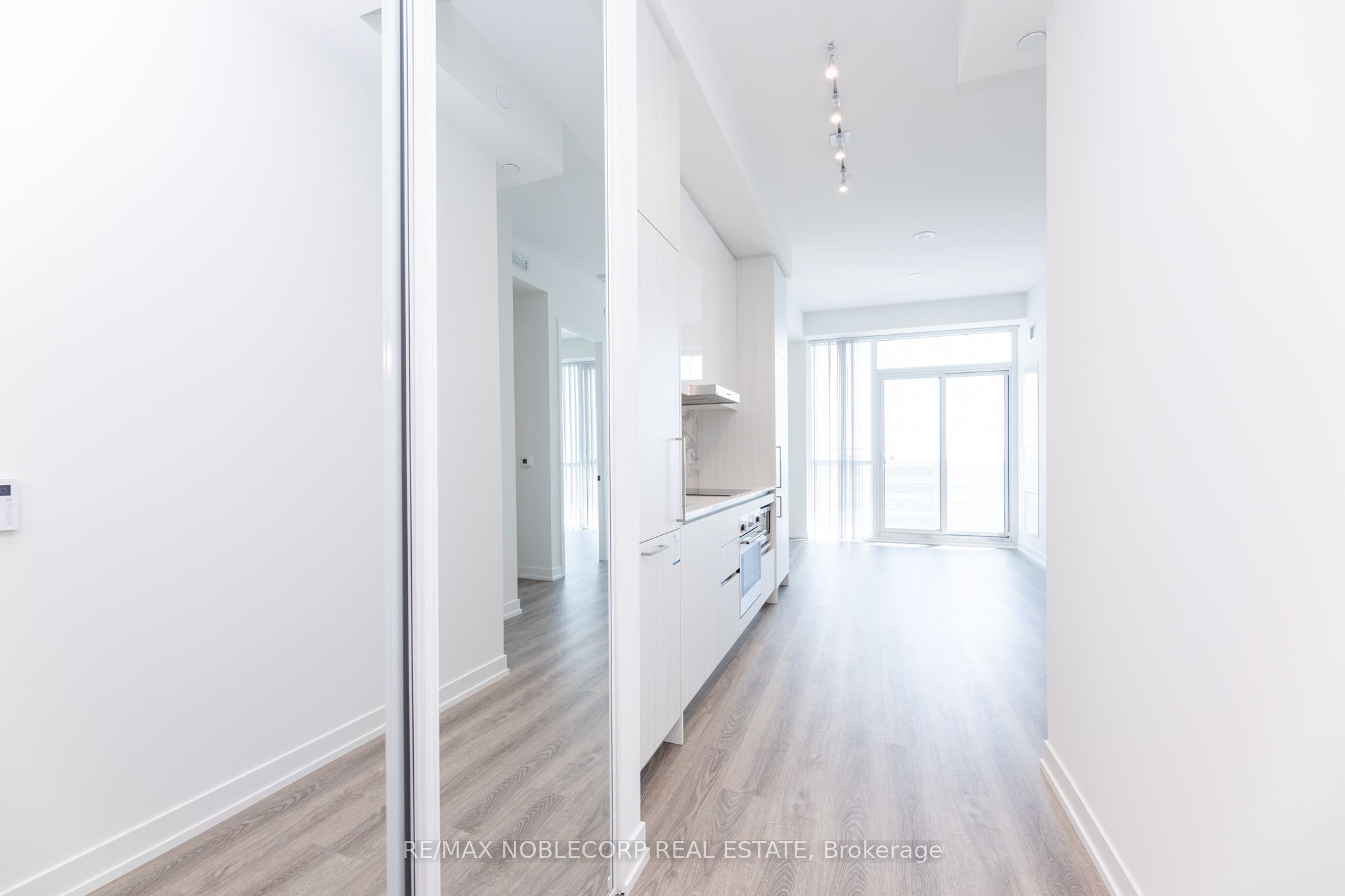 195 Commerce Street 5317, Vaughan, ON L4K 0P9 photo 4
