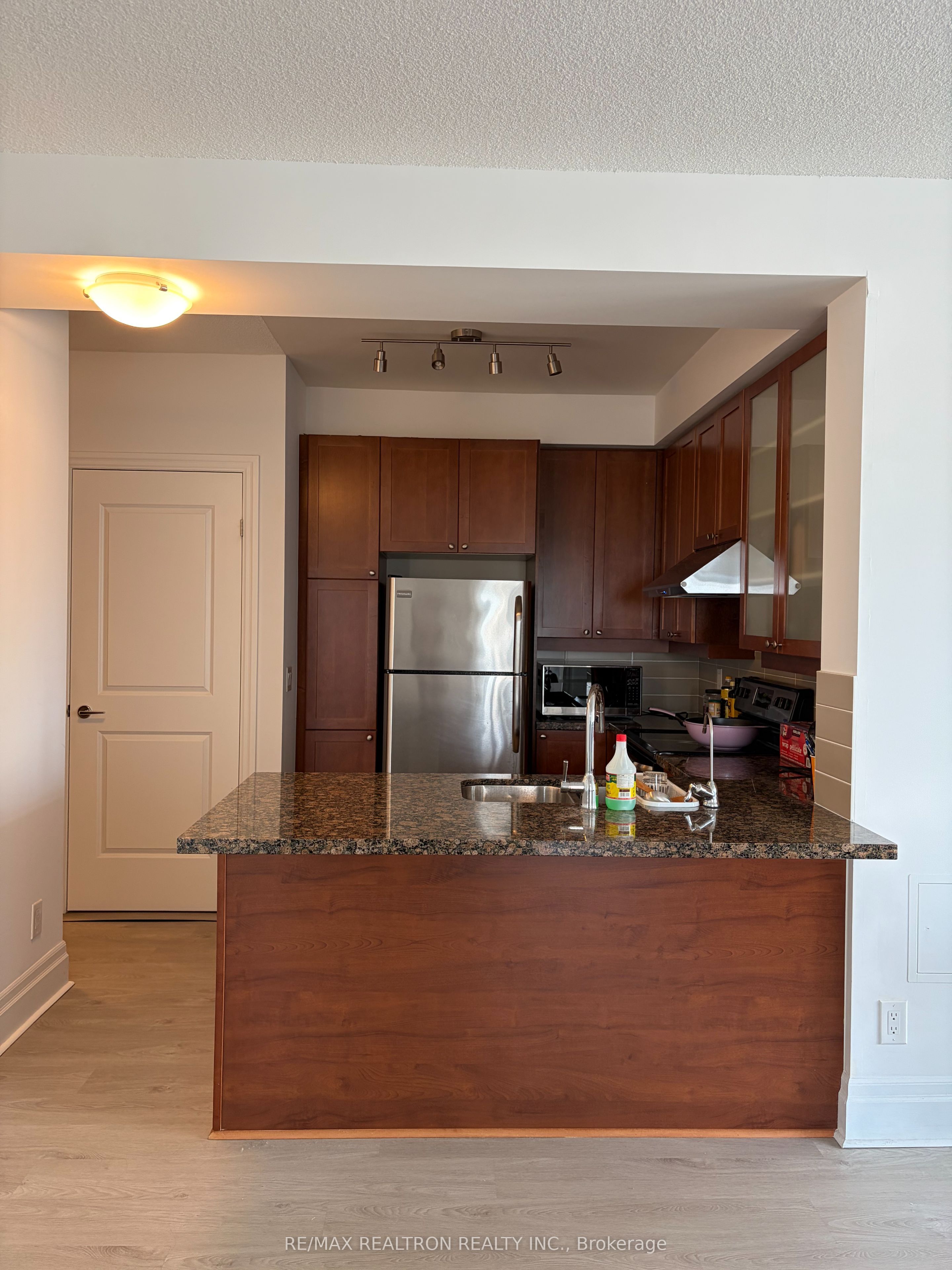 131 Upper Duke Crescent E 702, Markham, ON L6G 0C9 photo 2