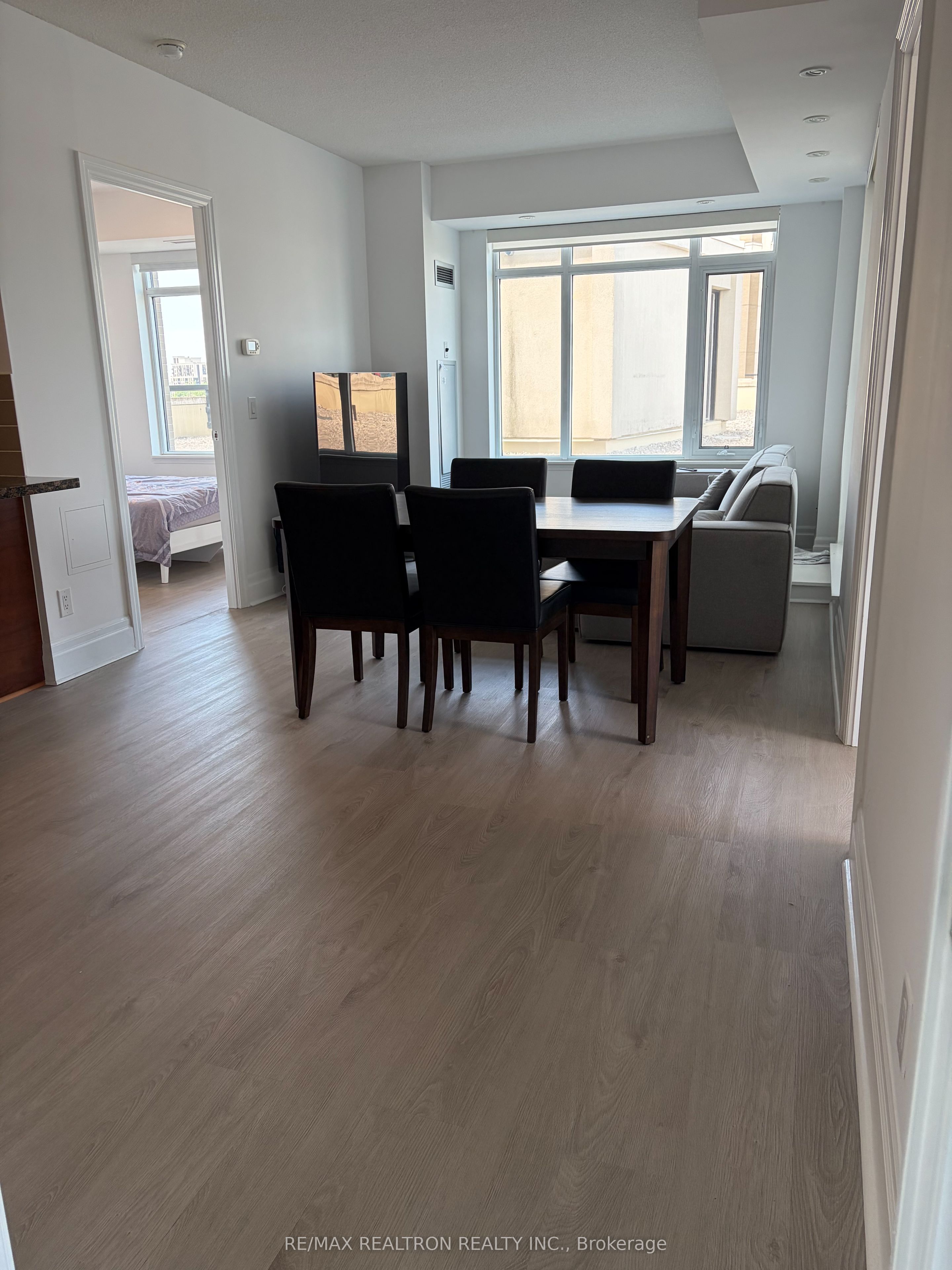 131 Upper Duke Crescent E 702, Markham, ON L6G 0C9 photo 4