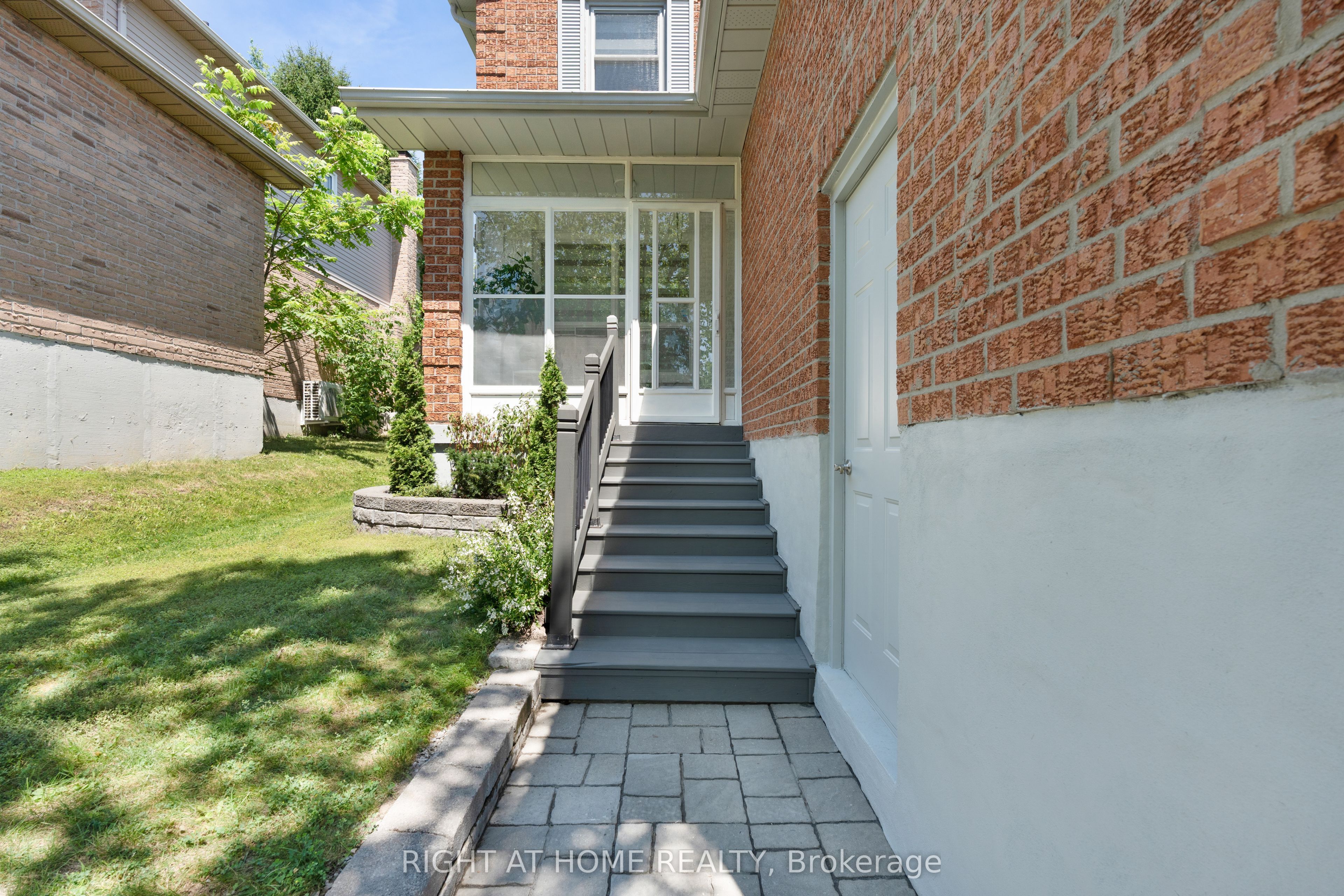 229 Billings Crescent, Newmarket, ON L3Y 7Y8 photo 2