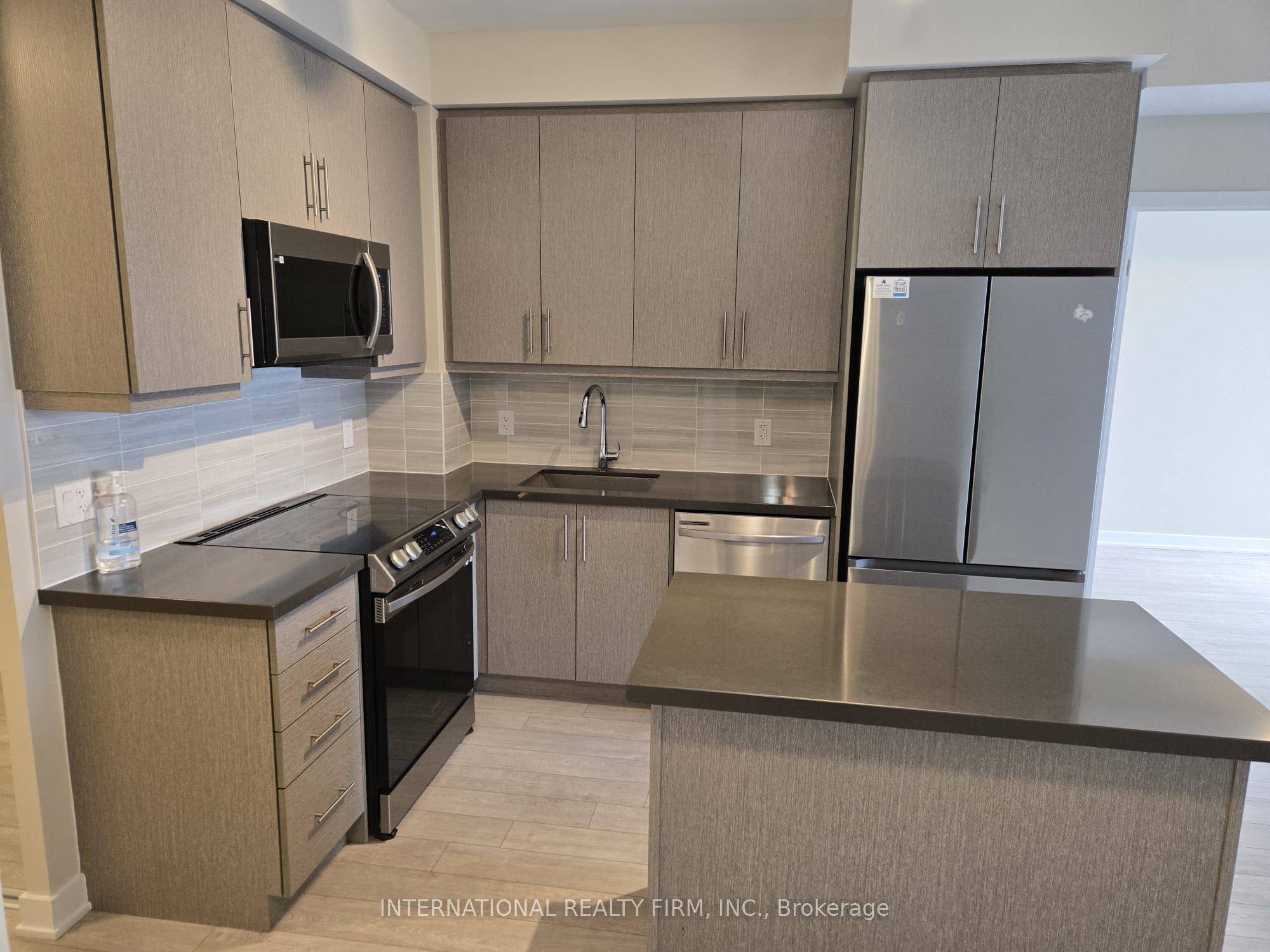 95 Oneida Crescent 1807, Richmond Hill, ON L4B 0H5