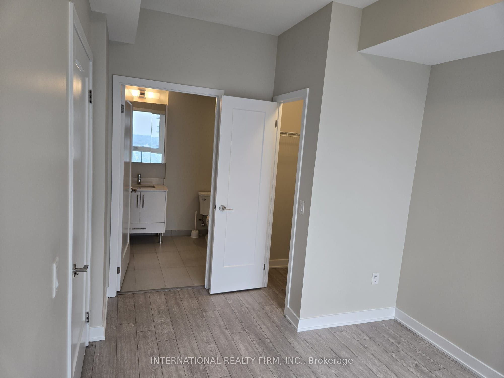 95 Oneida Crescent 1807, Richmond Hill, ON L4B 0H5 photo 4