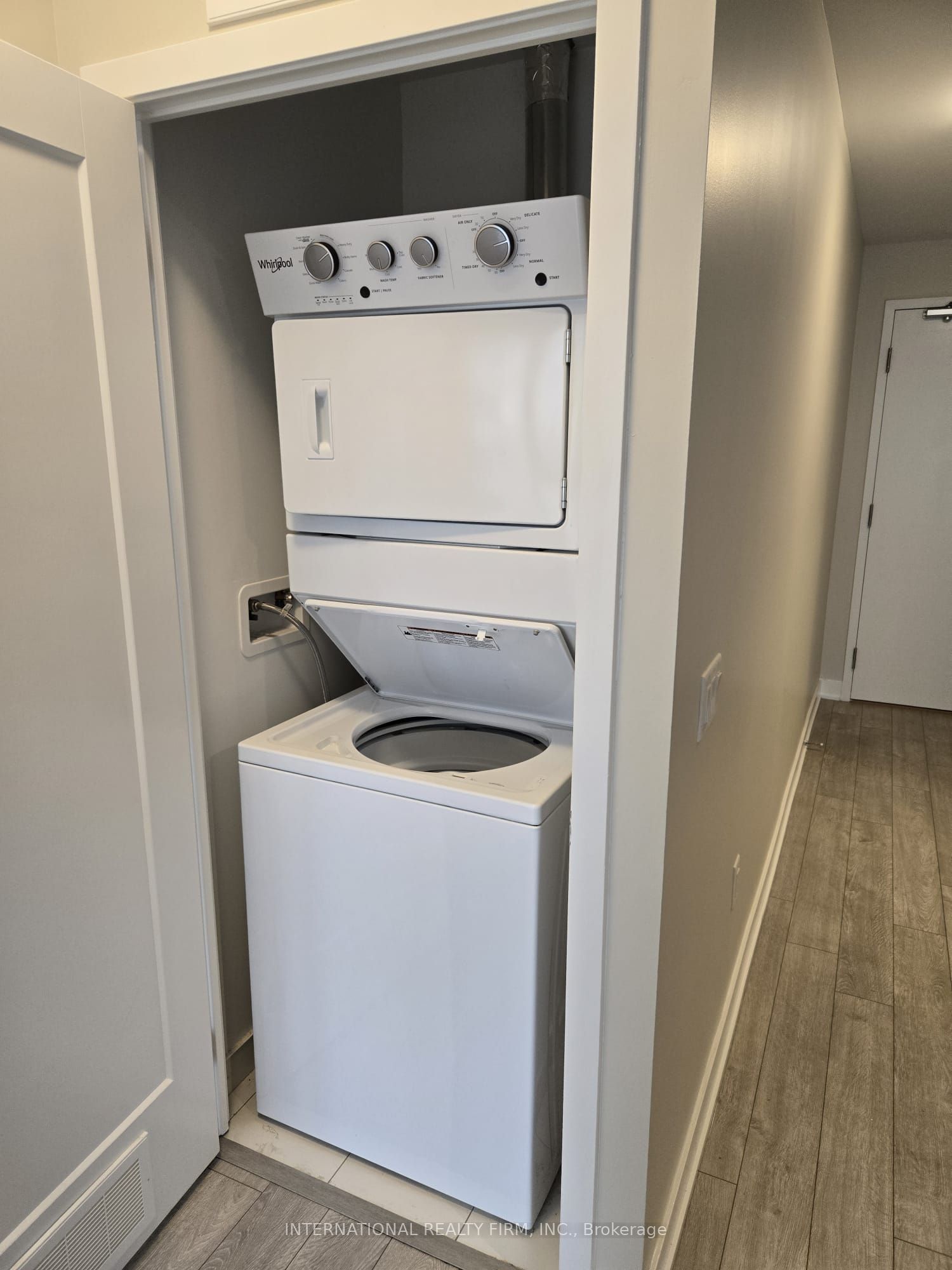95 Oneida Crescent 1807, Richmond Hill, ON L4B 0H5 photo 5