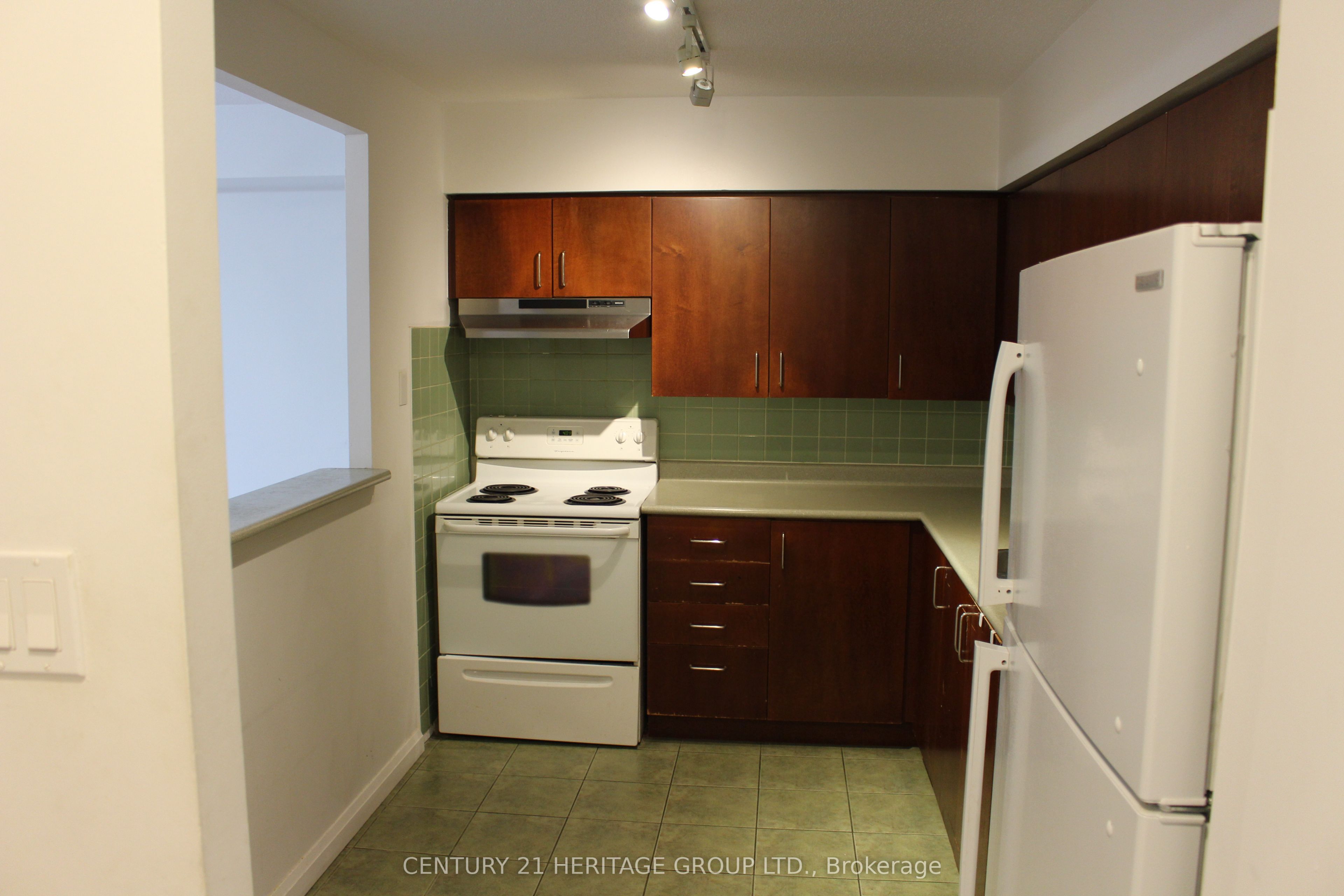 260 Davis Drive 204, Newmarket, ON L3Y 7C3 photo 2