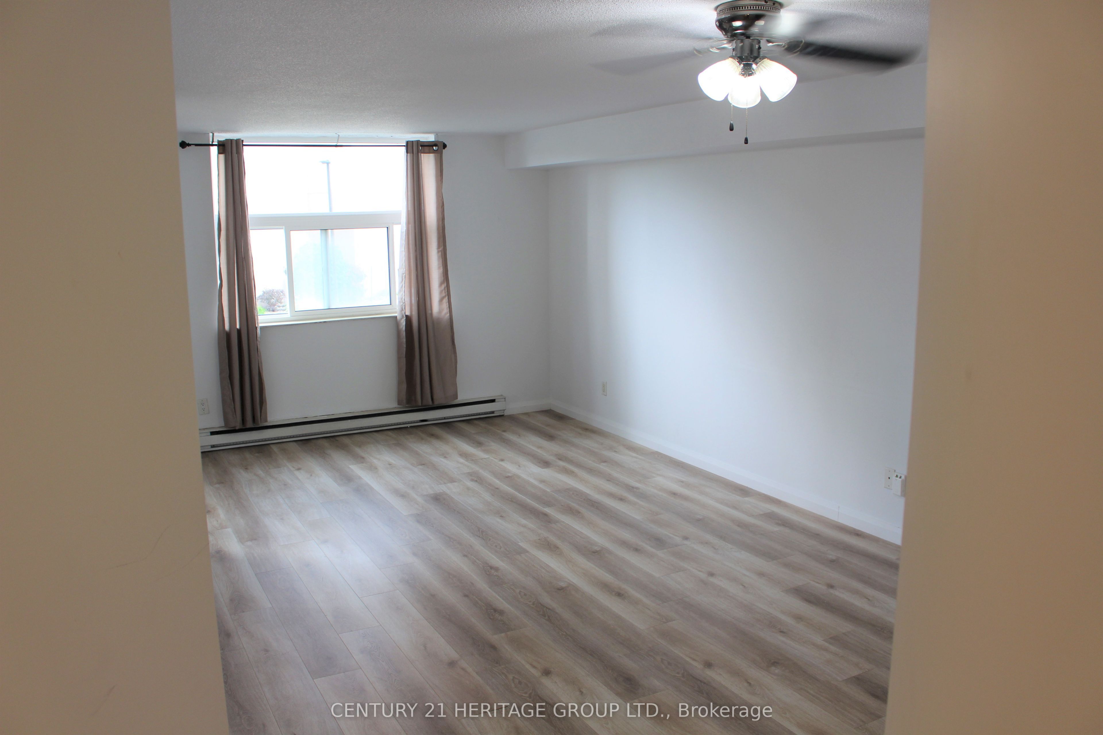 260 Davis Drive 204, Newmarket, ON L3Y 7C3 photo 4