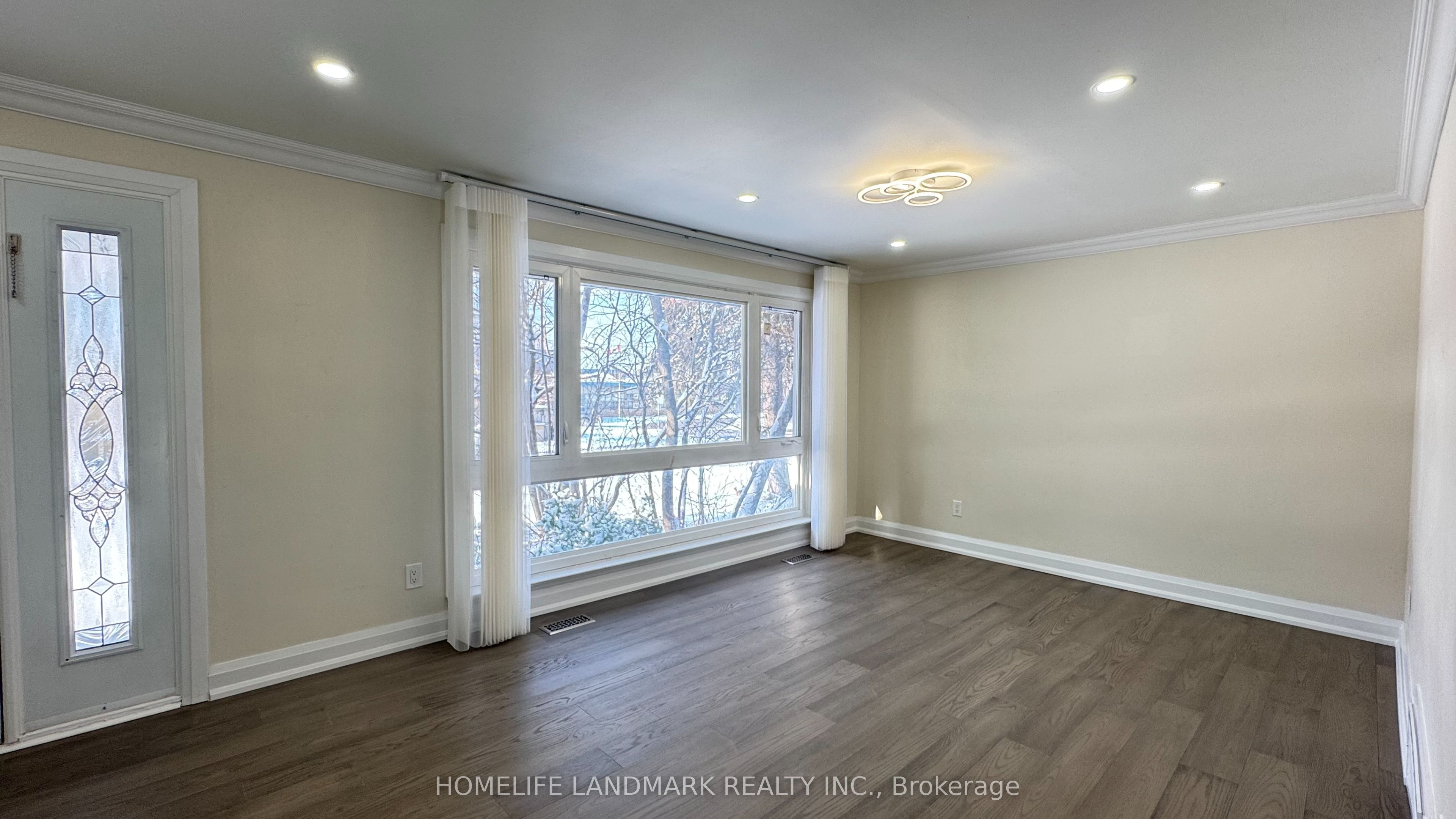 95 Sussex Avenue (Main), Richmond Hill, ON L4C 2E8 photo 3