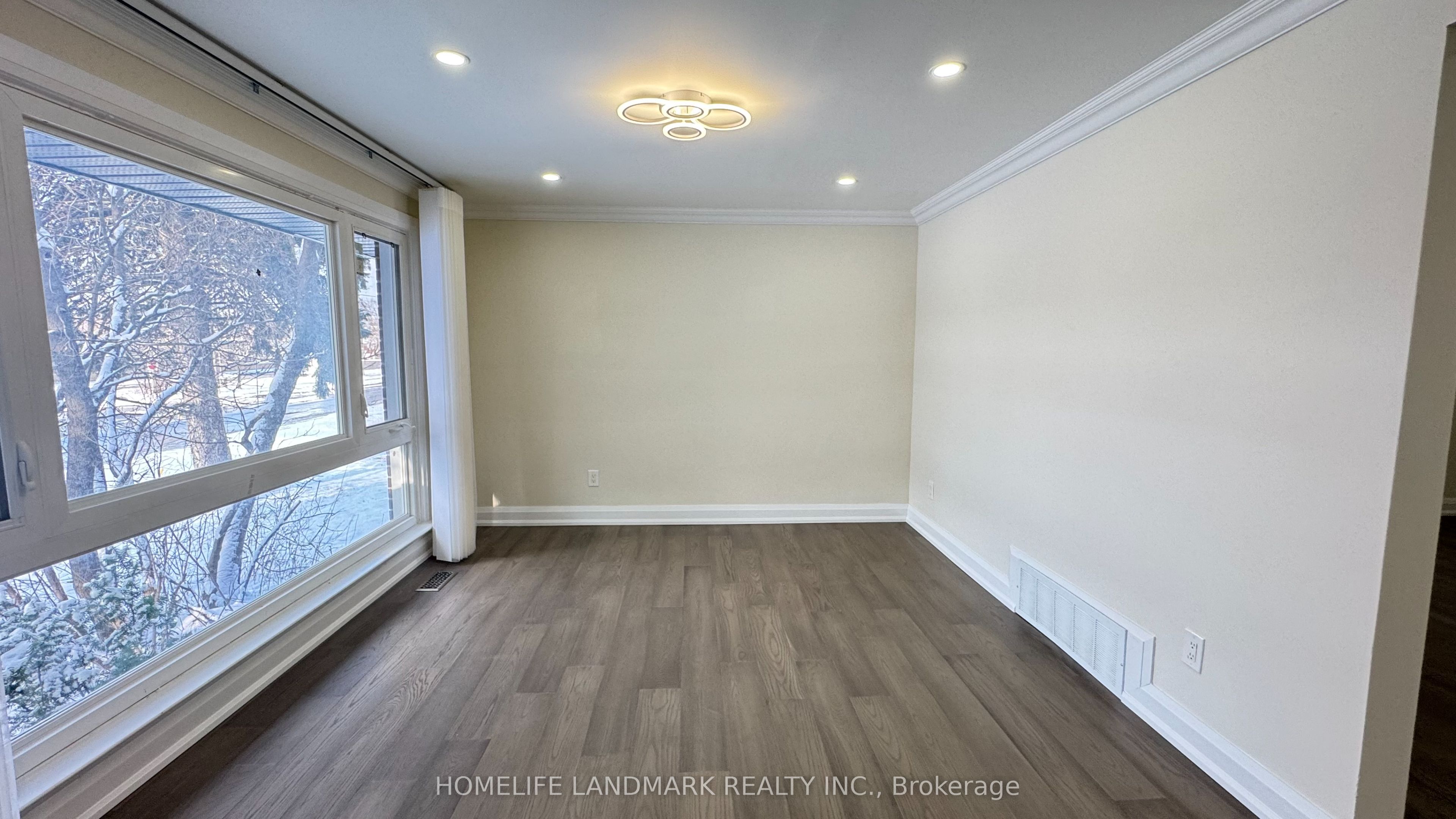 95 Sussex Avenue (Main), Richmond Hill, ON L4C 2E8 photo 4