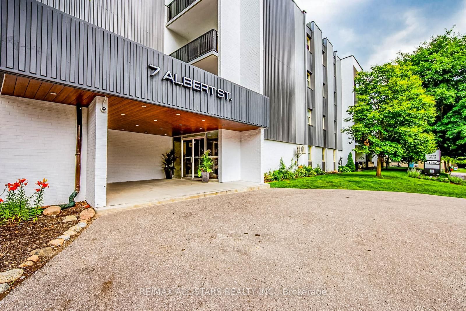 7 Albert Street 403, Whitchurch-Stouffville, ON L4A 4H2 photo 2