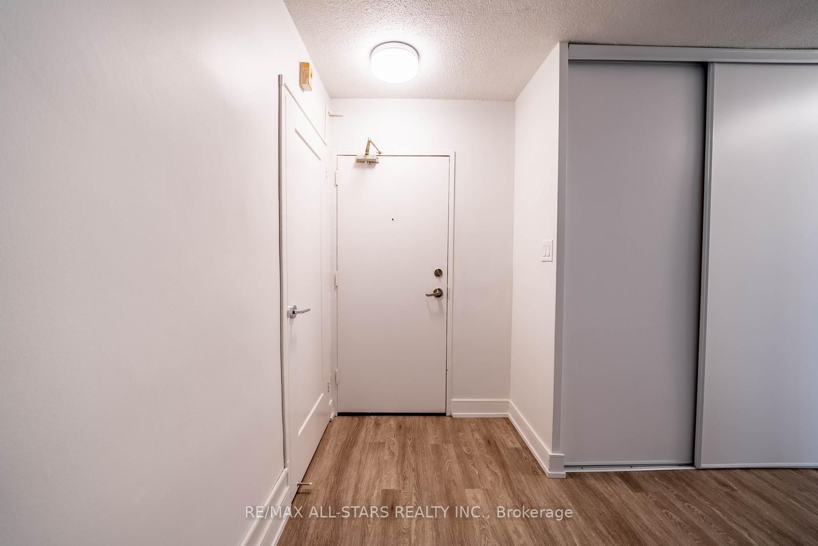 7 Albert Street 403, Whitchurch-Stouffville, ON L4A 4H2 photo 3