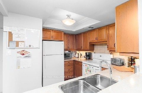 32 Clarissa Drive E 1022, Richmond Hill, ON L4C 9R7 photo 3