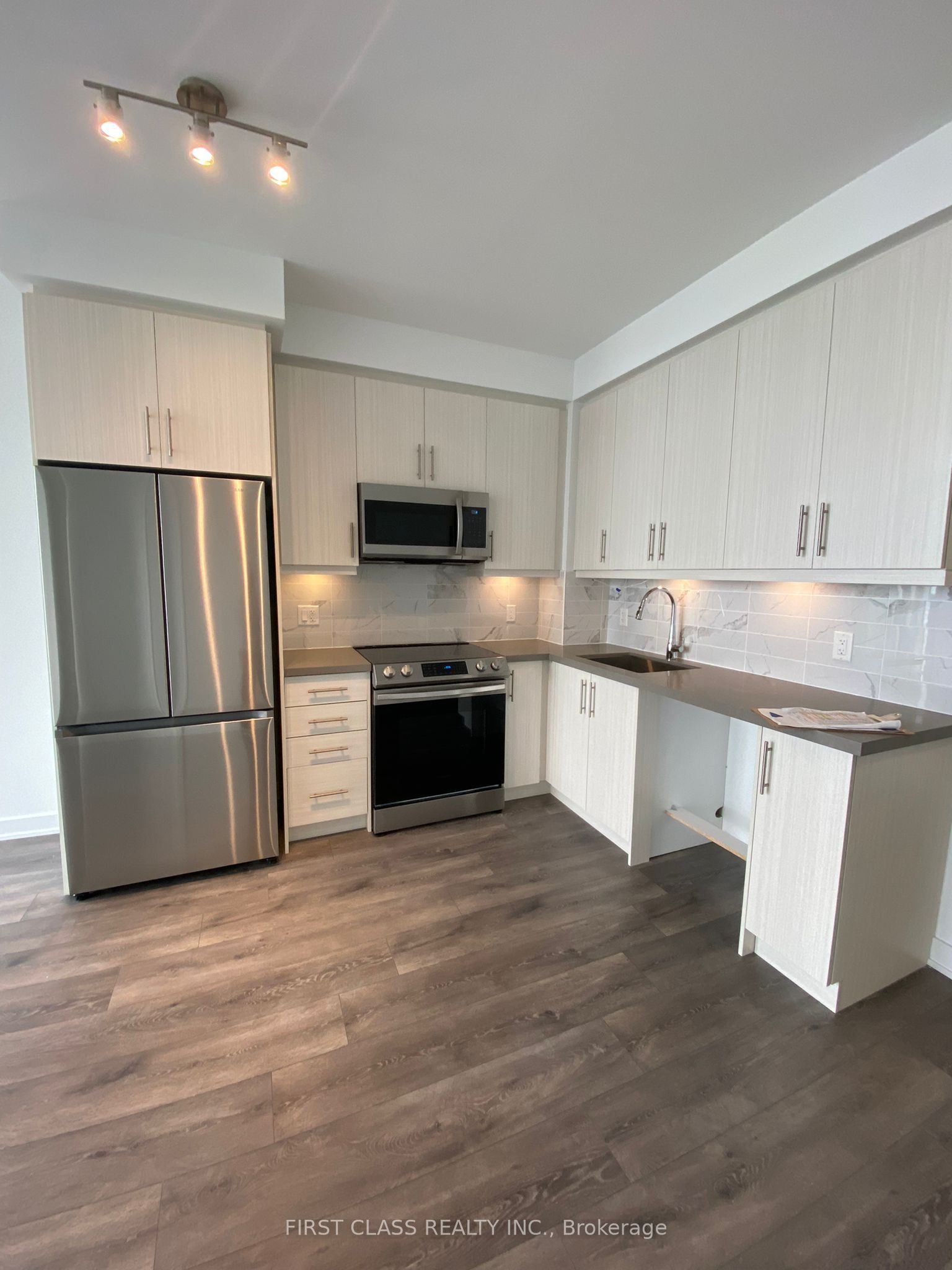 105 Oneida Crescent 2107, Richmond Hill, ON L4B 0H6 photo 5