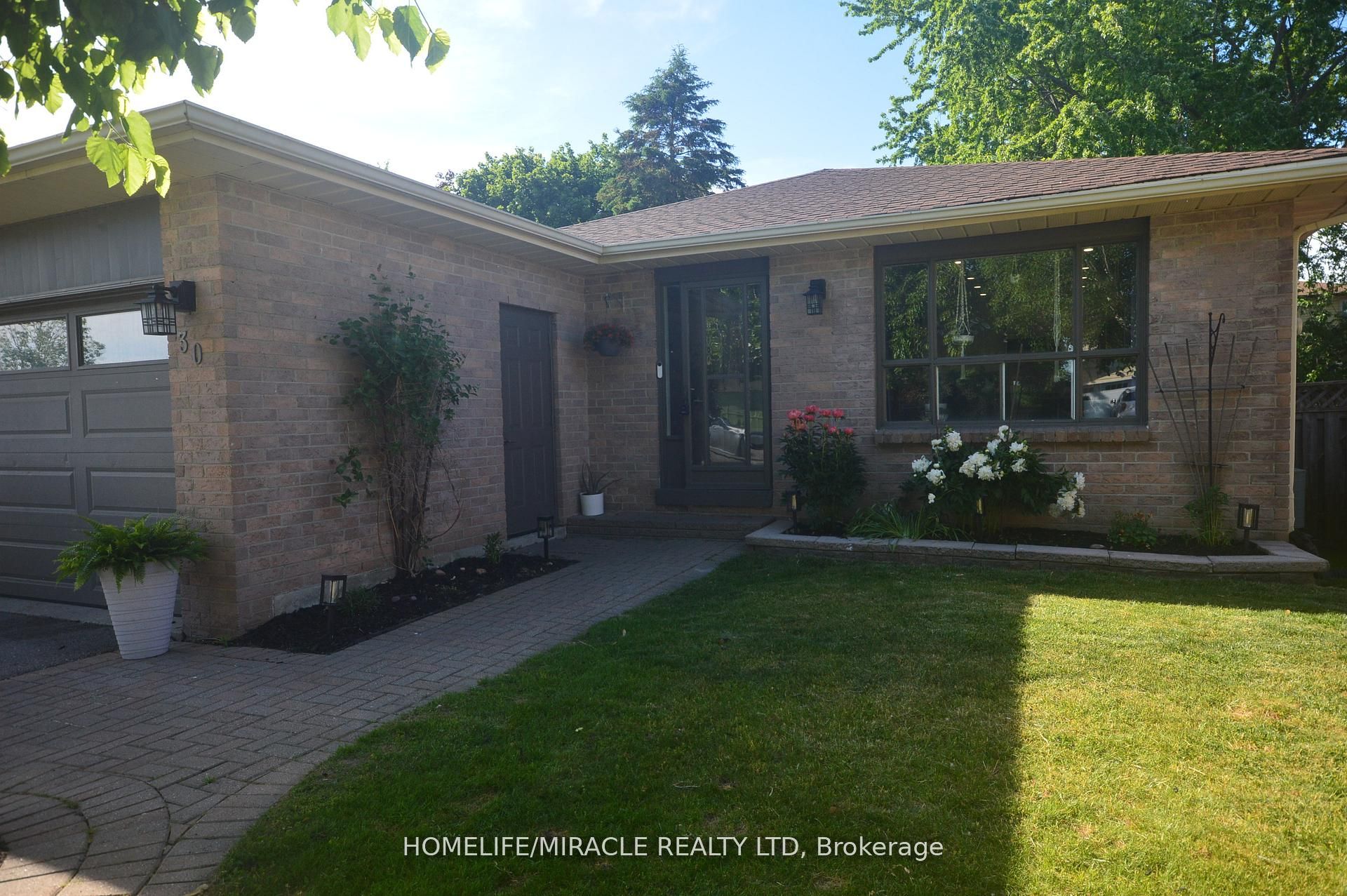 30 Northgate Drive, Bradford West Gwillimbury, ON L3Z 2H5 photo 3