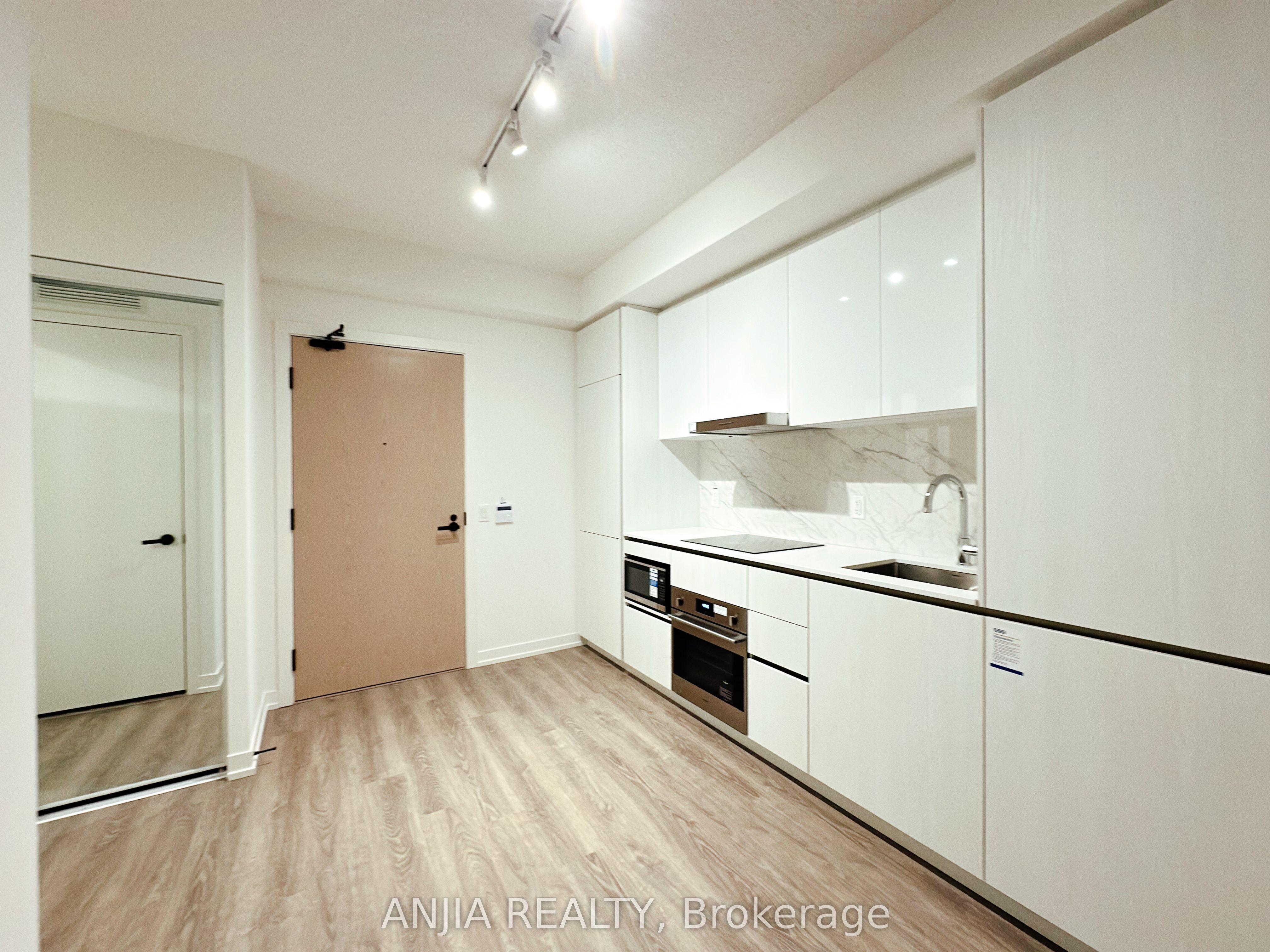 8 Interchange Way 4205, Vaughan, ON L4K 0R2 photo 2
