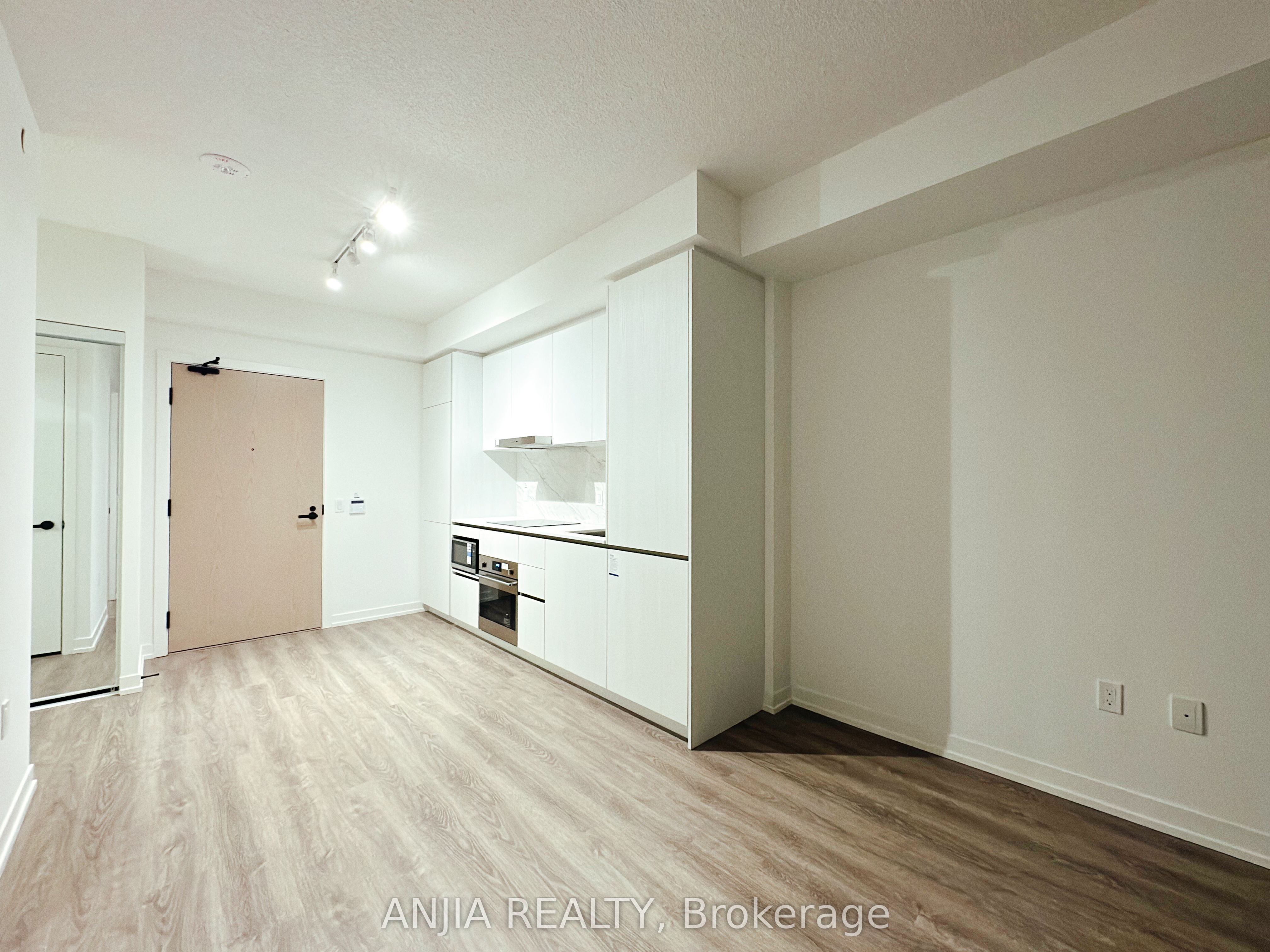 8 Interchange Way 4205, Vaughan, ON L4K 0R2 photo 3