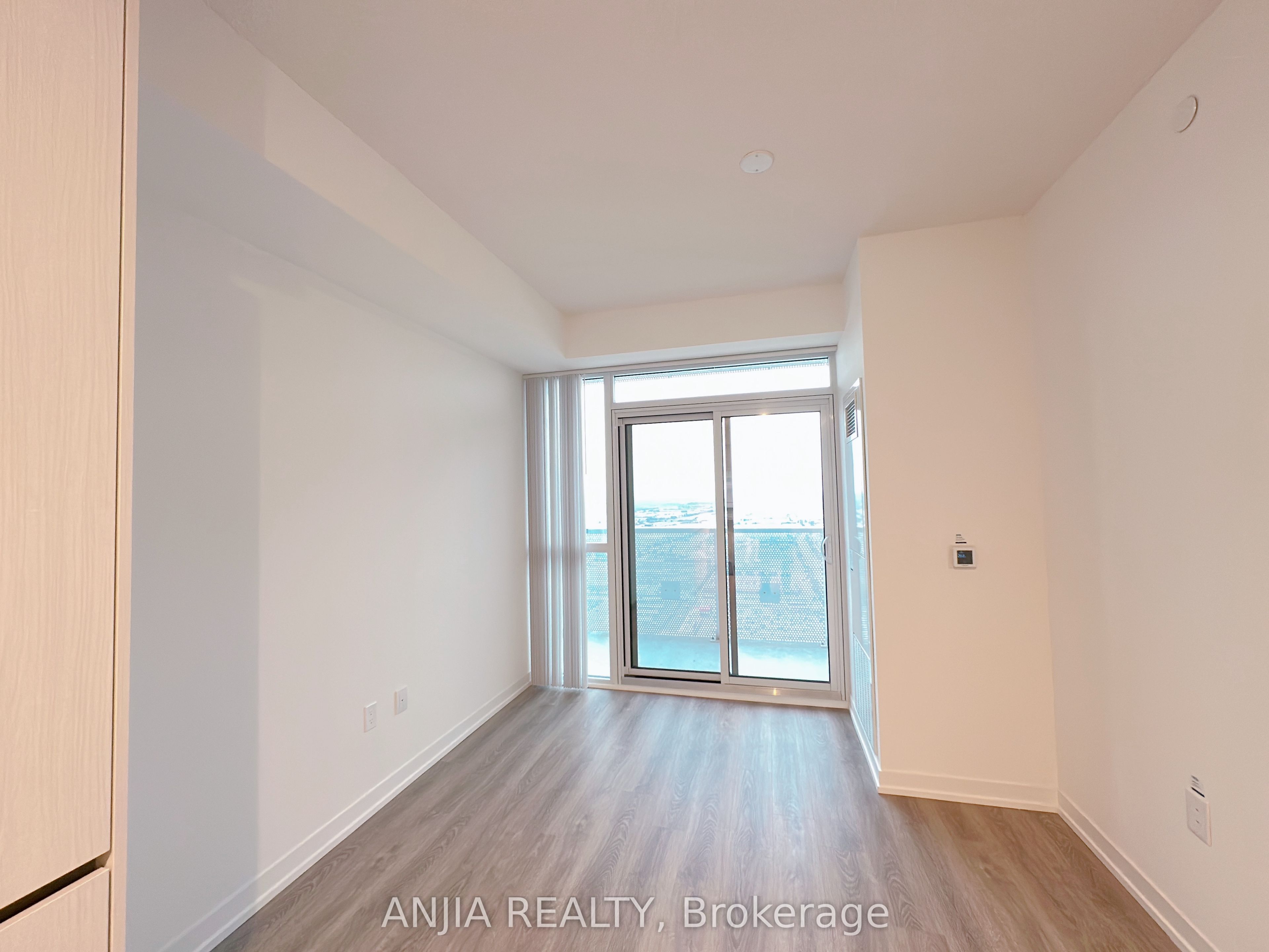 8 Interchange Way 4205, Vaughan, ON L4K 0R2 photo 4