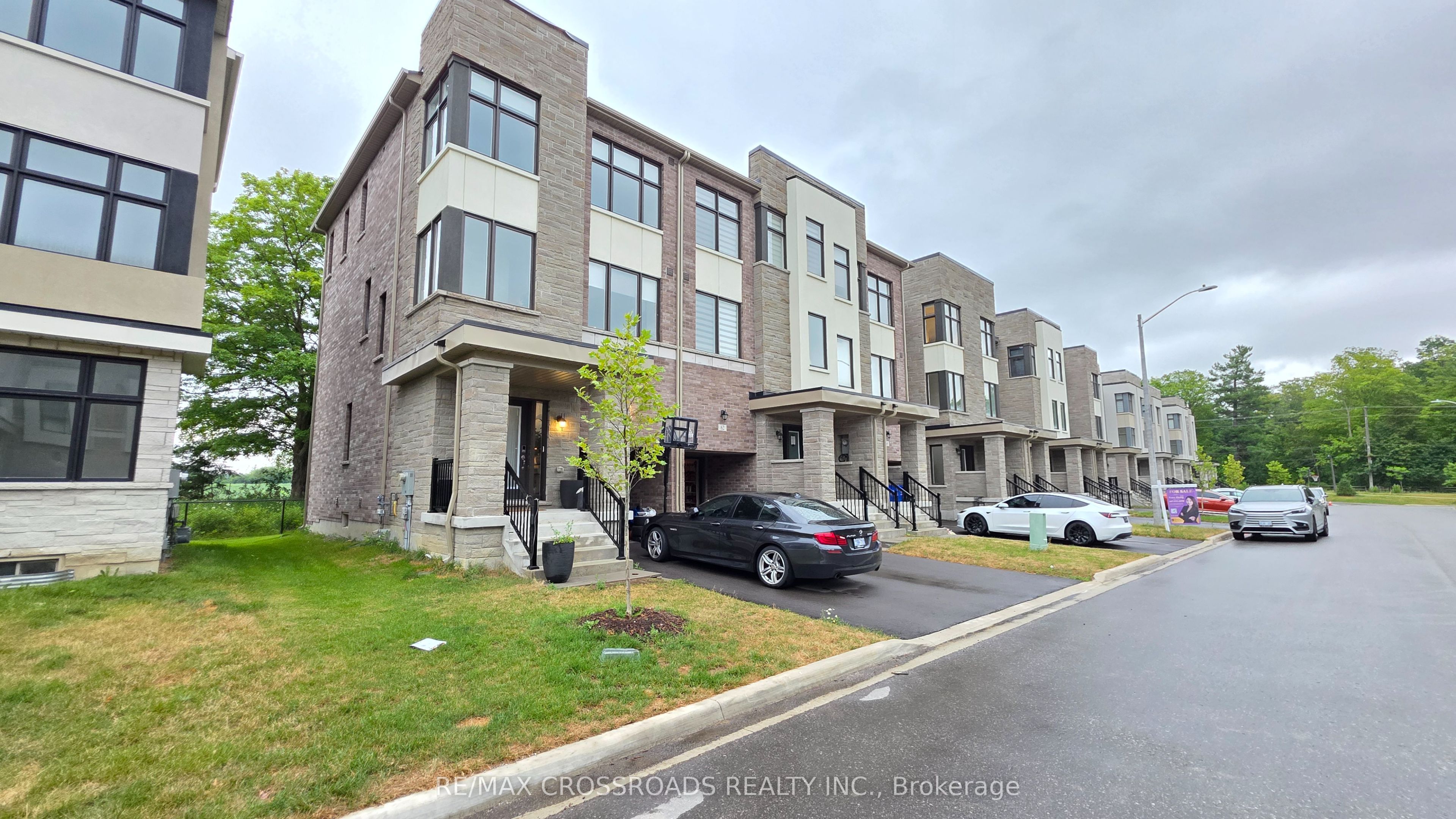 60 Puisaya Drive, Richmond Hill, ON L4E 1A2 photo 2