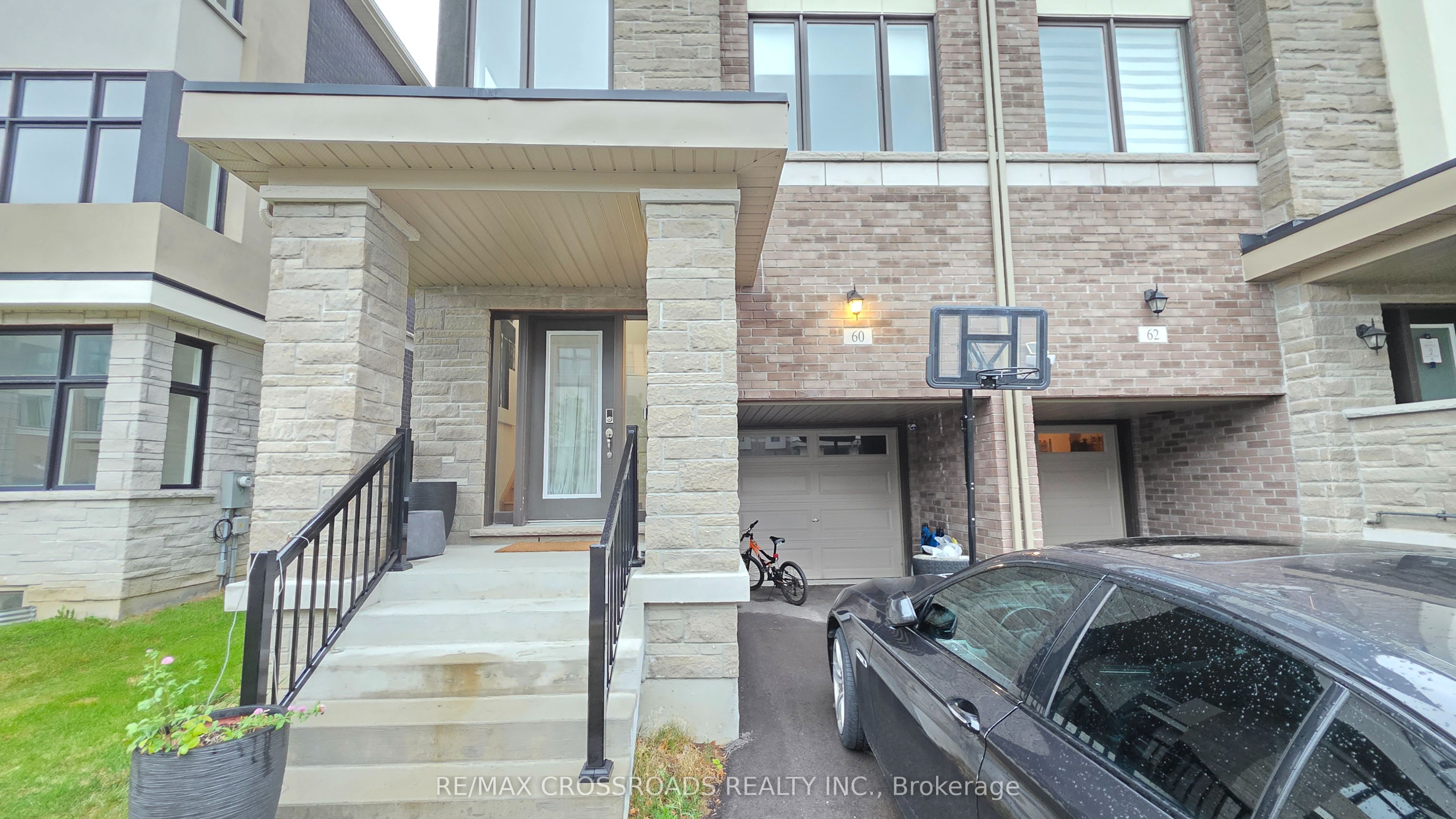 60 Puisaya Drive, Richmond Hill, ON L4E 1A2 photo 3