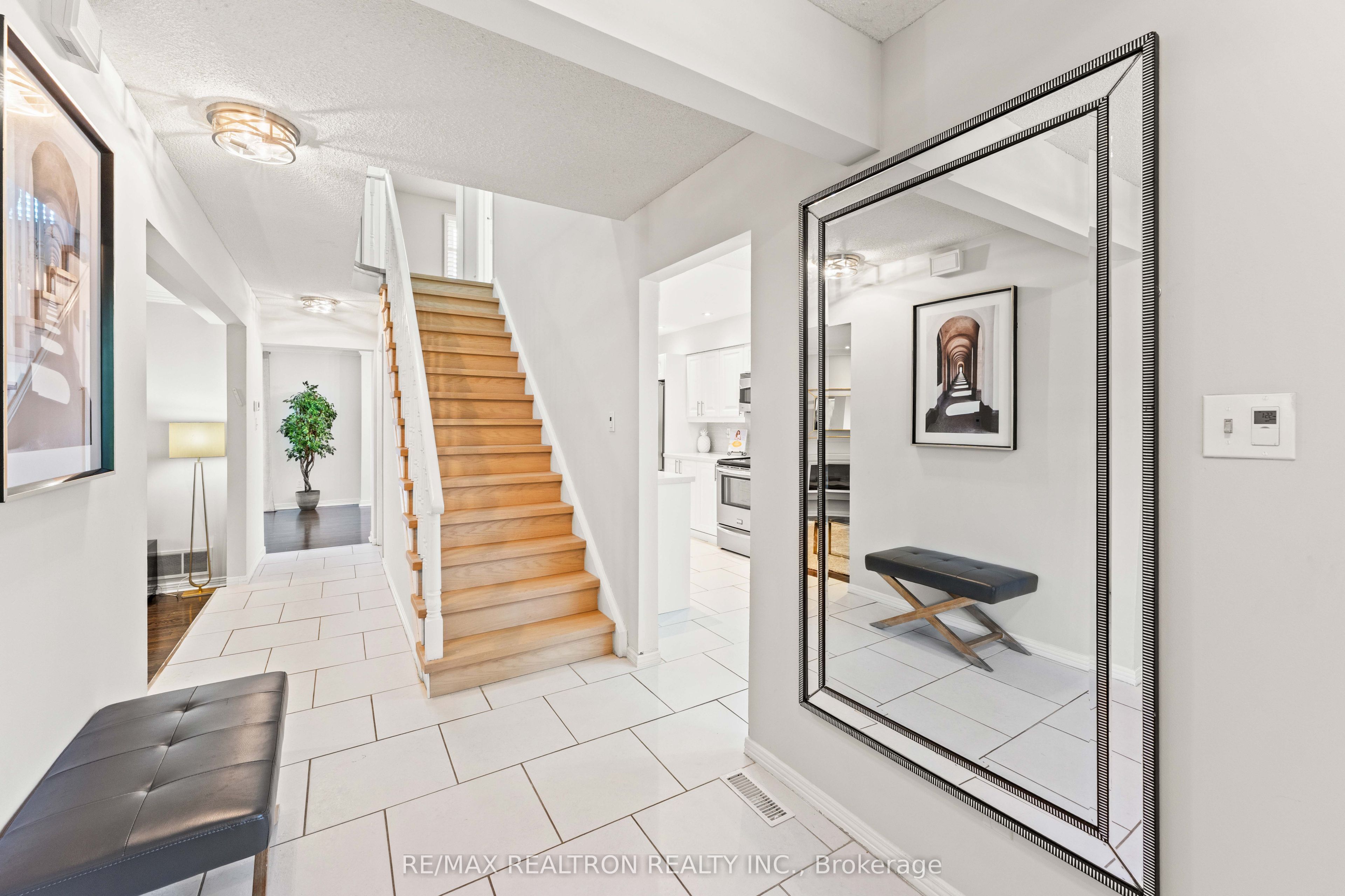 143 Spring Gate Boulevard, Vaughan, ON L4J 3B2 photo 4