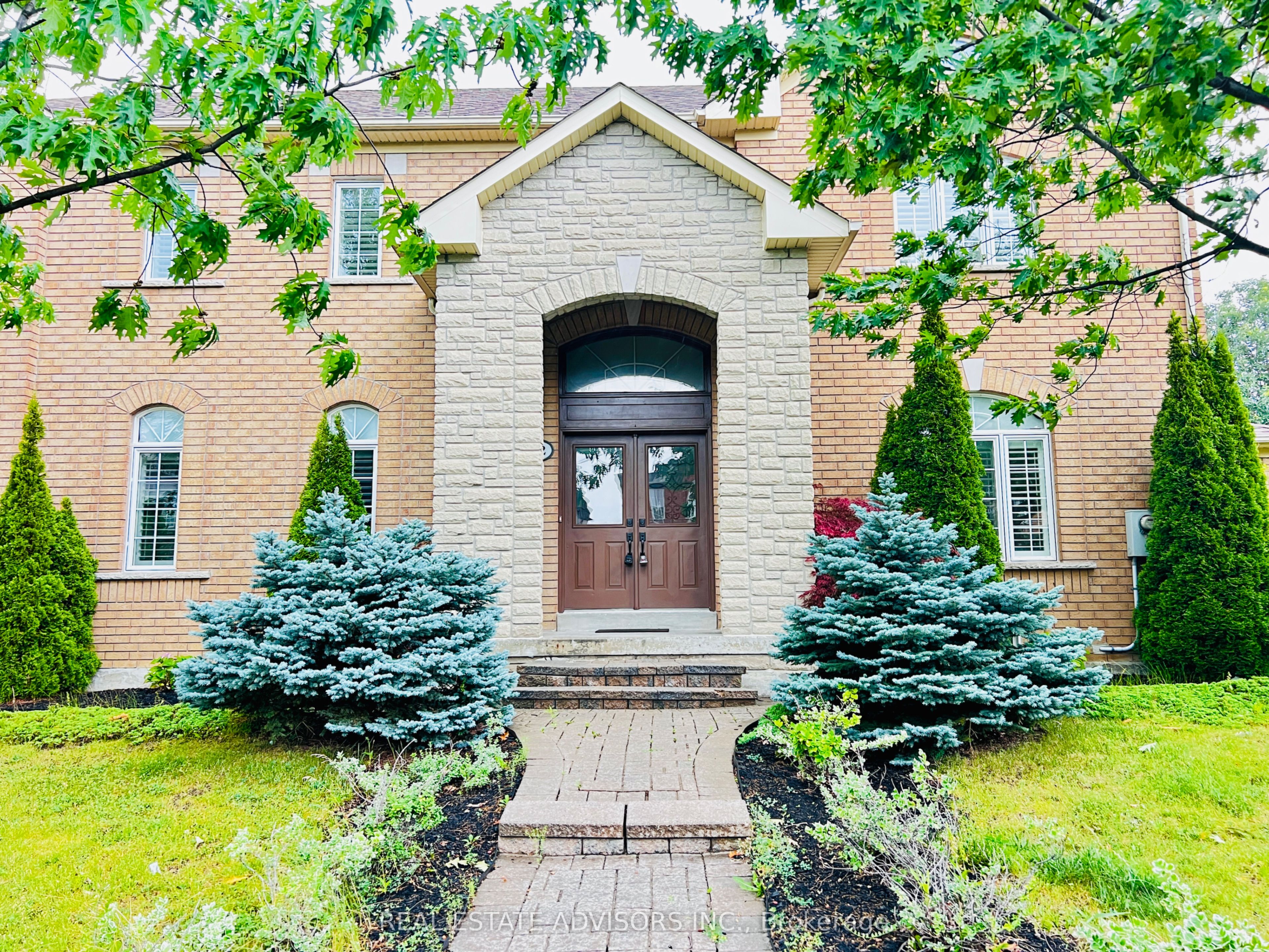 2 Adam Ernst Court, Vaughan, ON L4H 2S5