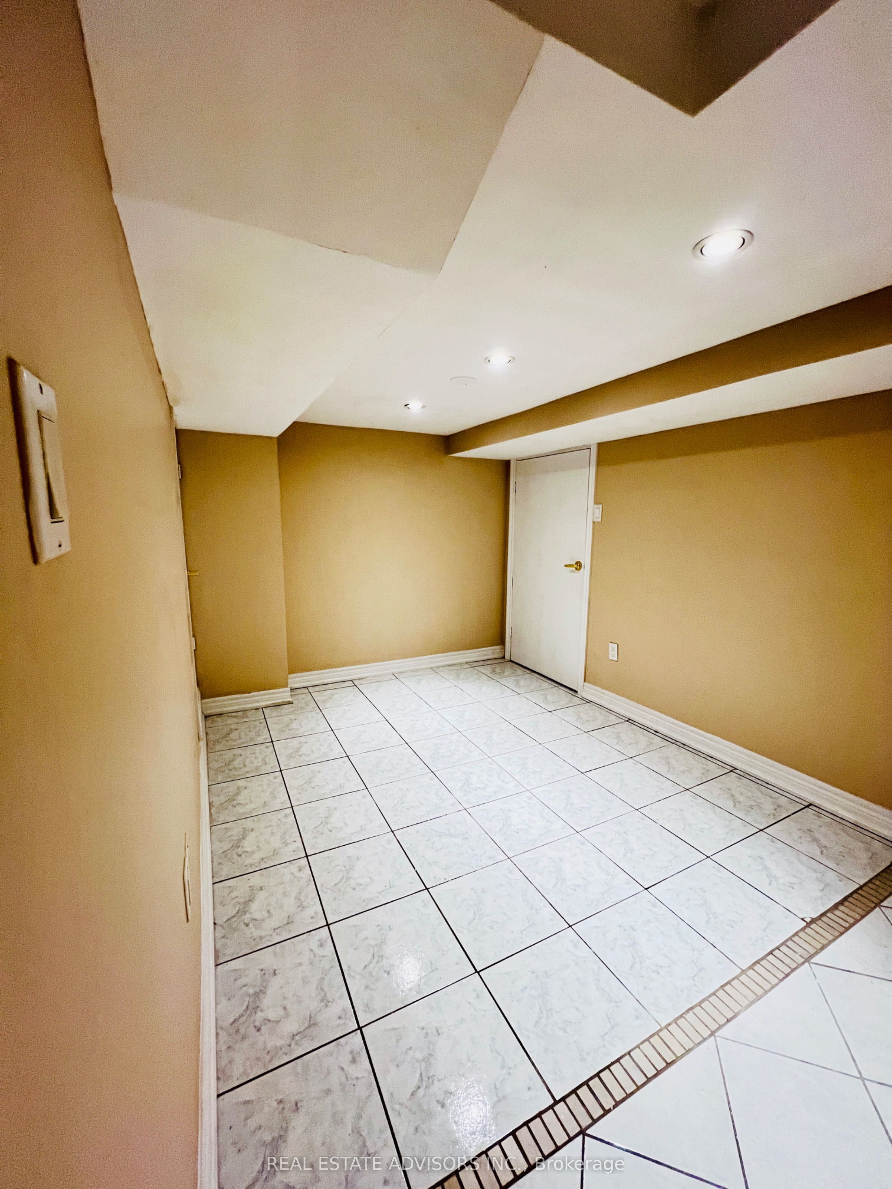 2 Adam Ernst Basement Court, Vaughan, ON L4H 2S5 photo 3