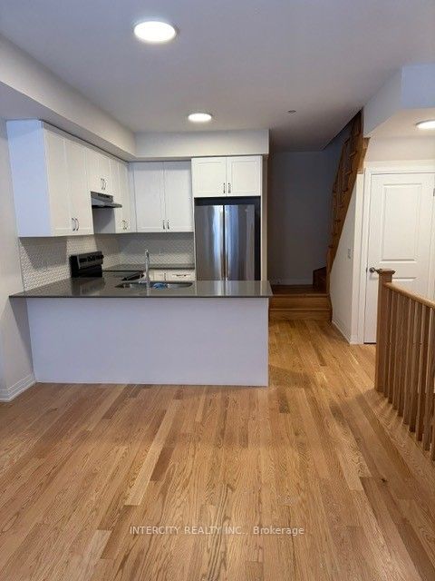 11 Baynes Way 15, Bradford West Gwillimbury, ON L3Z 4M5 photo 3