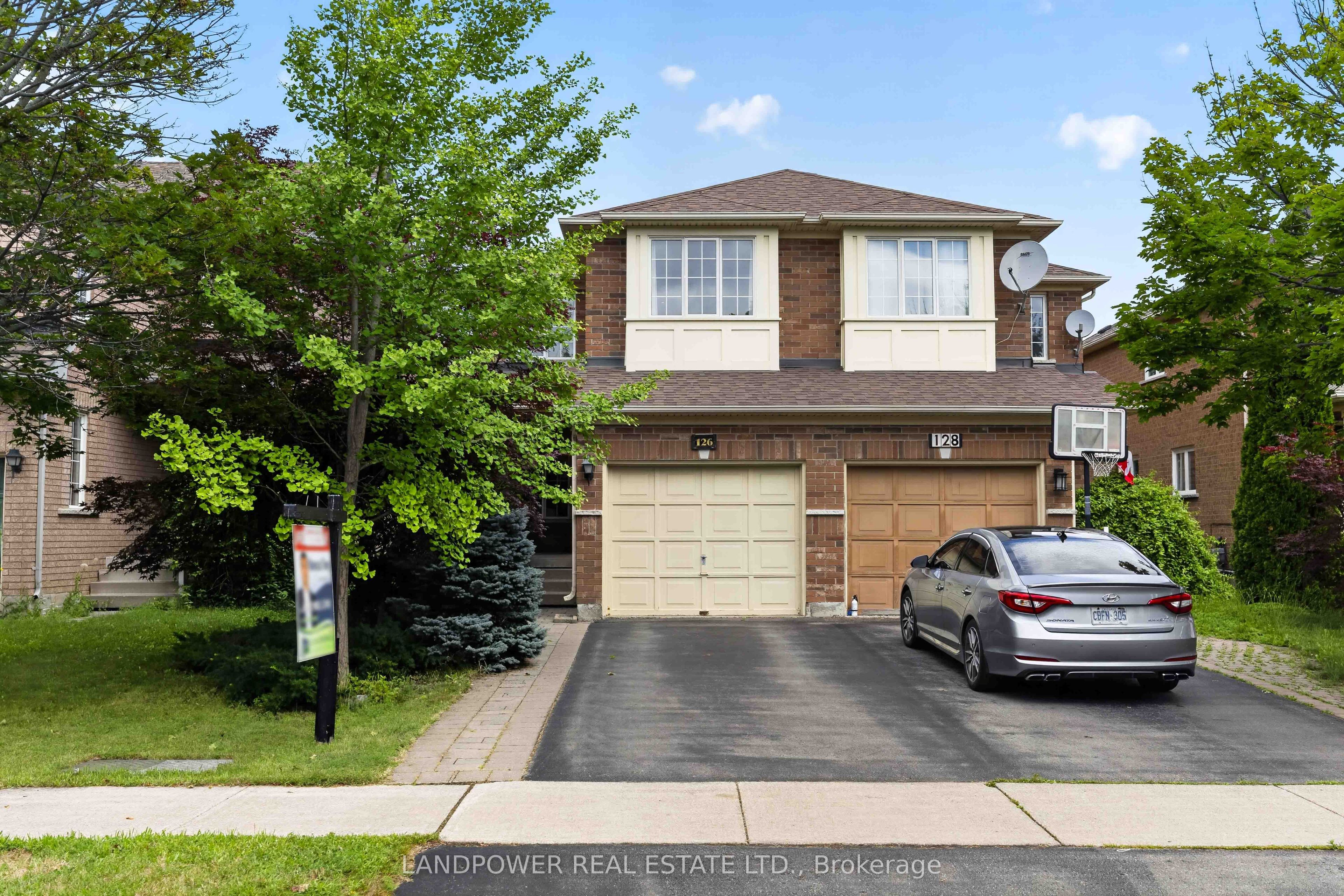 126 Rideau Drive, Richmond Hill, ON L4B 4P2 photo 2
