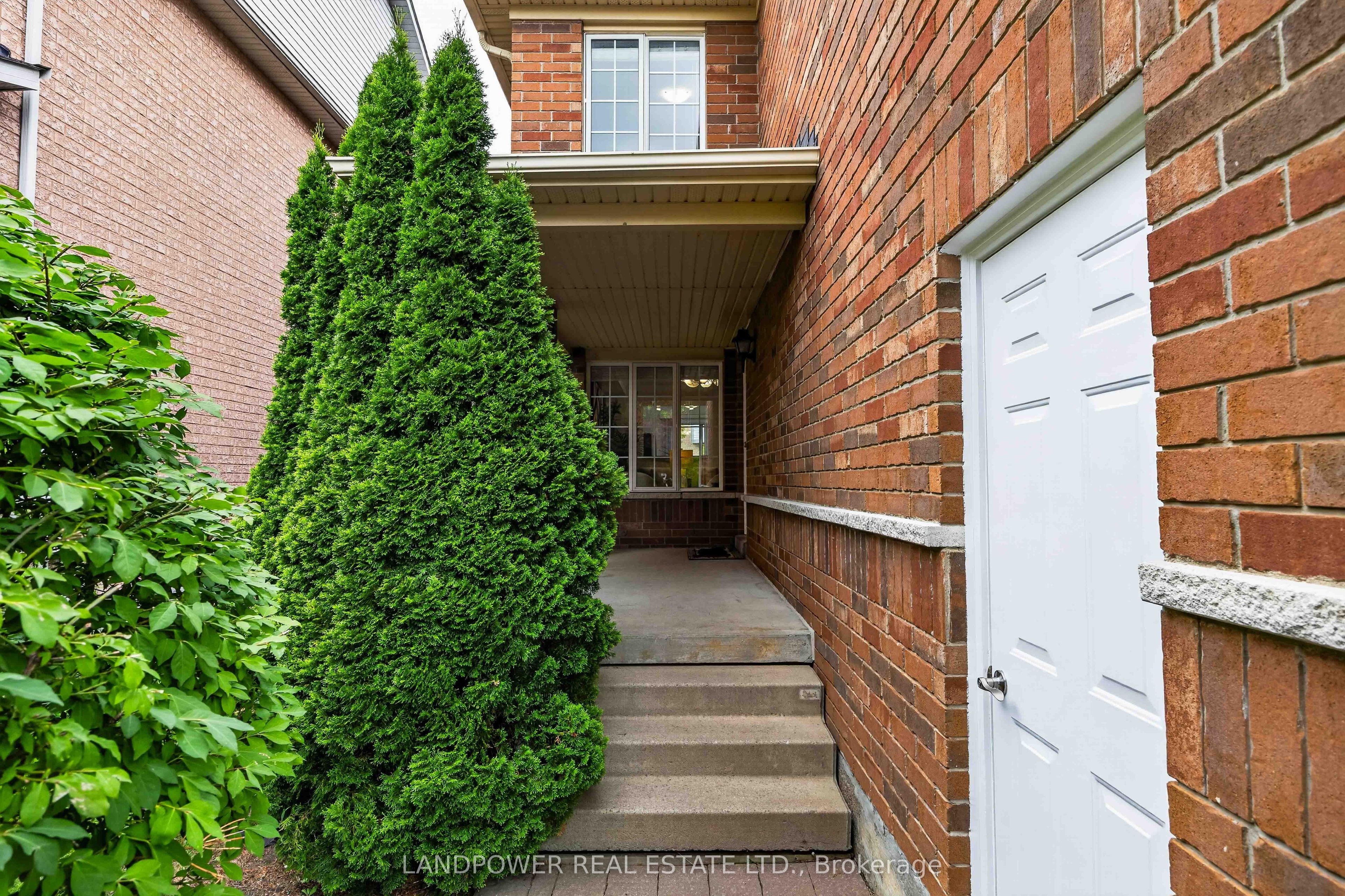 126 Rideau Drive, Richmond Hill, ON L4B 4P2 photo 3