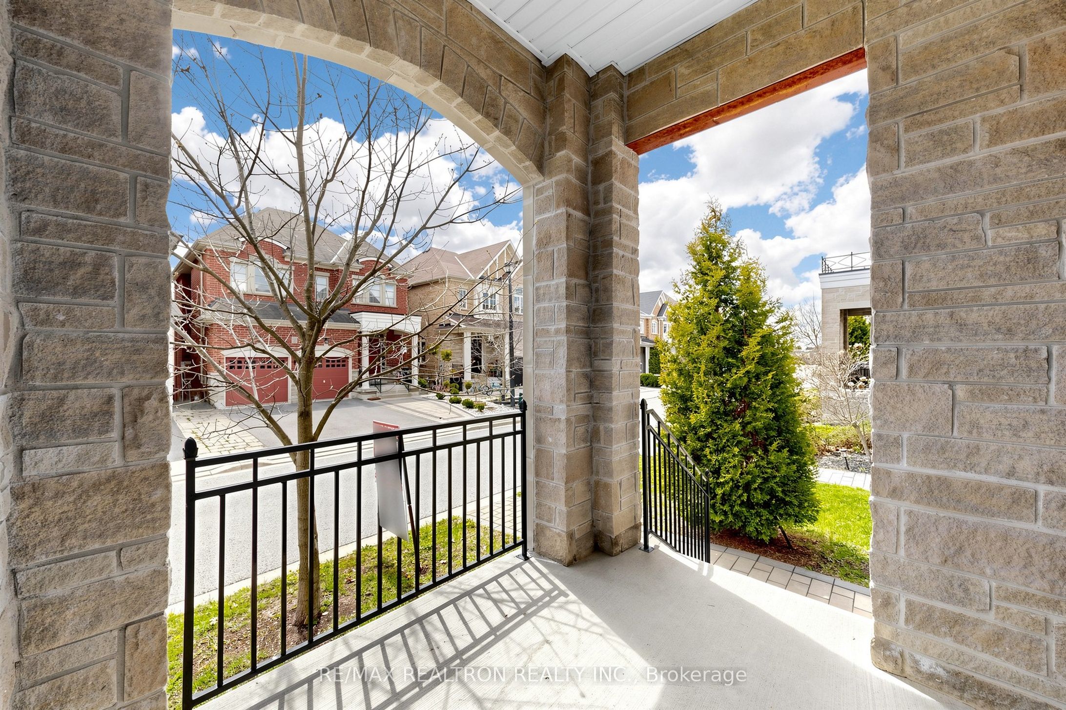 26 Plantain Lane, Richmond Hill, ON L4E 1B9 photo 2