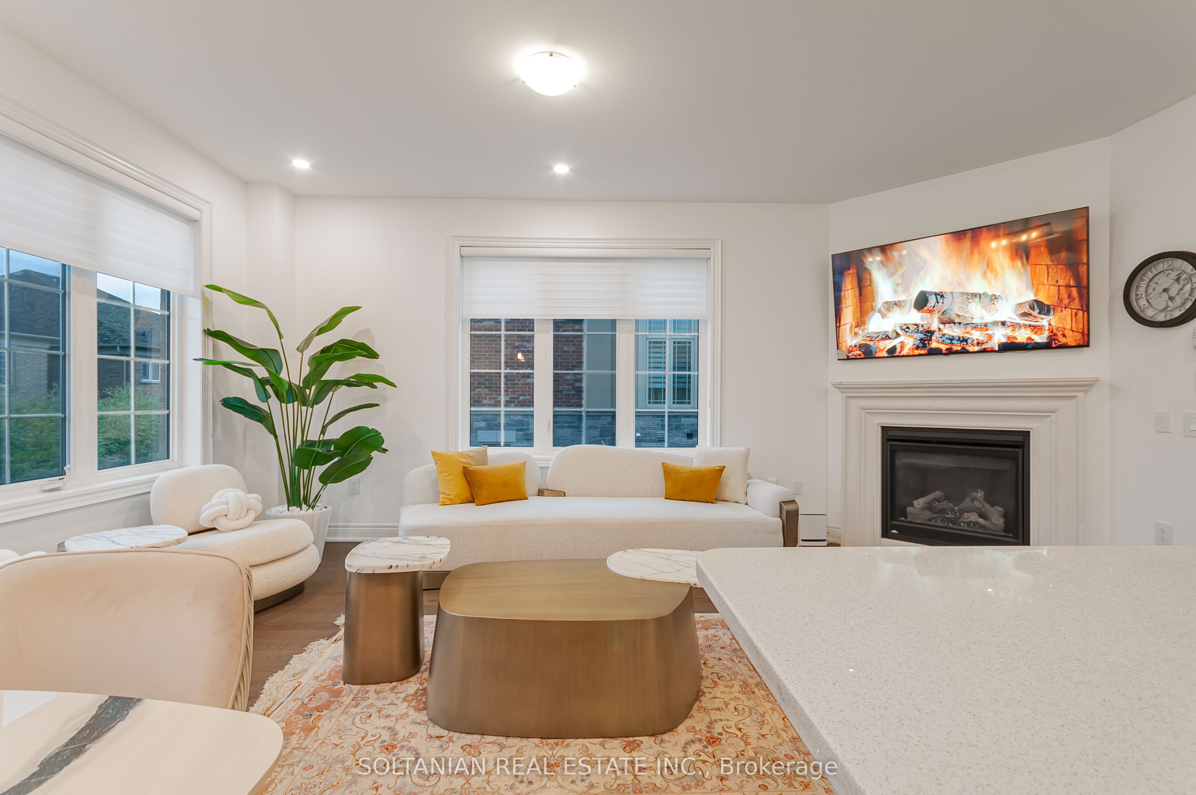 18 Drizzel Crescent, Richmond Hill, ON L4E 1G8 photo 3