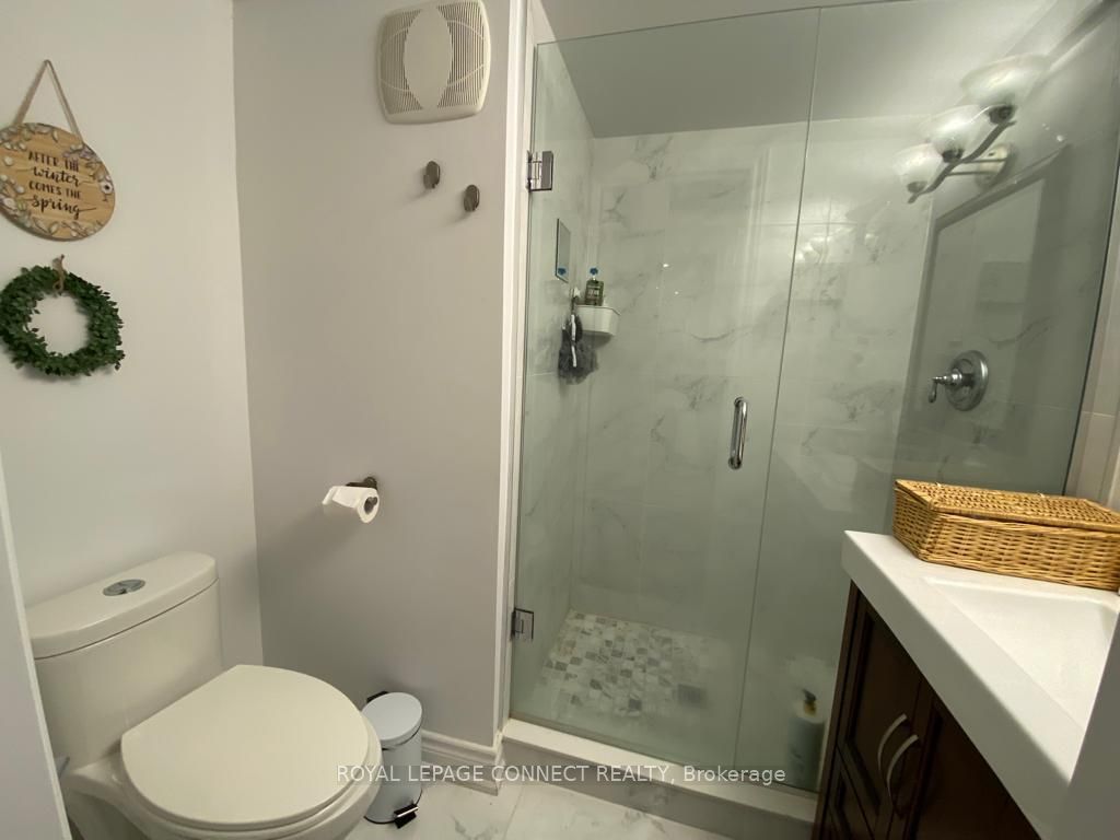 43 Tomlin Crescent Lower, Richmond Hill, ON L4C 7T1 photo 4