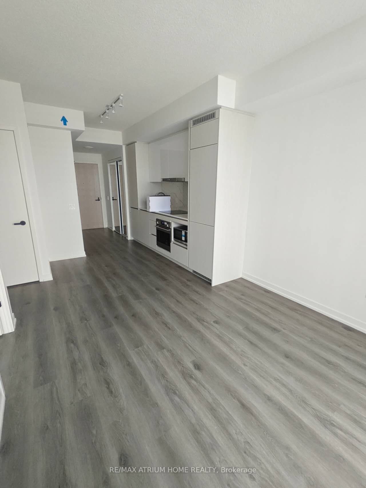 28 Interchange Way 3016, Vaughan, ON L4K 0P8 photo 2