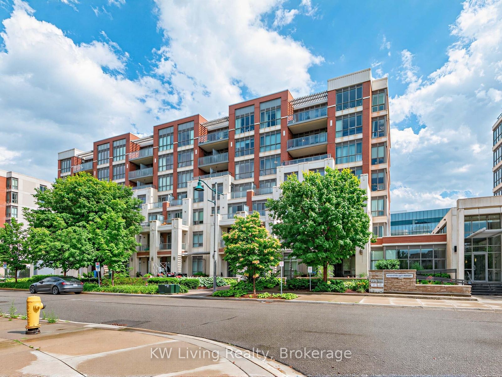 21 Upper Duke Crescent 604, Markham, ON L6G 0B6