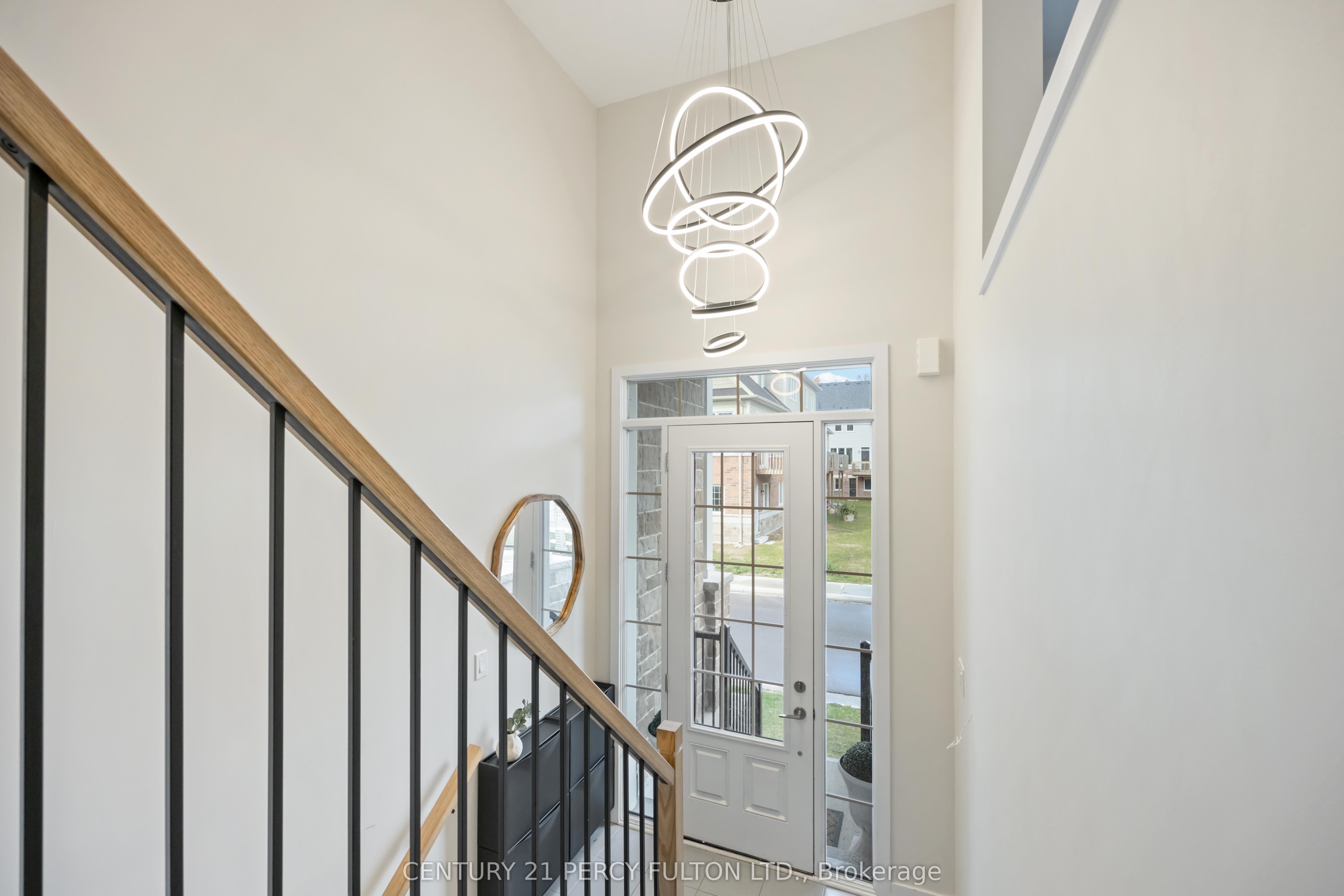 102 Lyall Stokes Circle, East Gwillimbury, ON L0G 1M0 photo 3