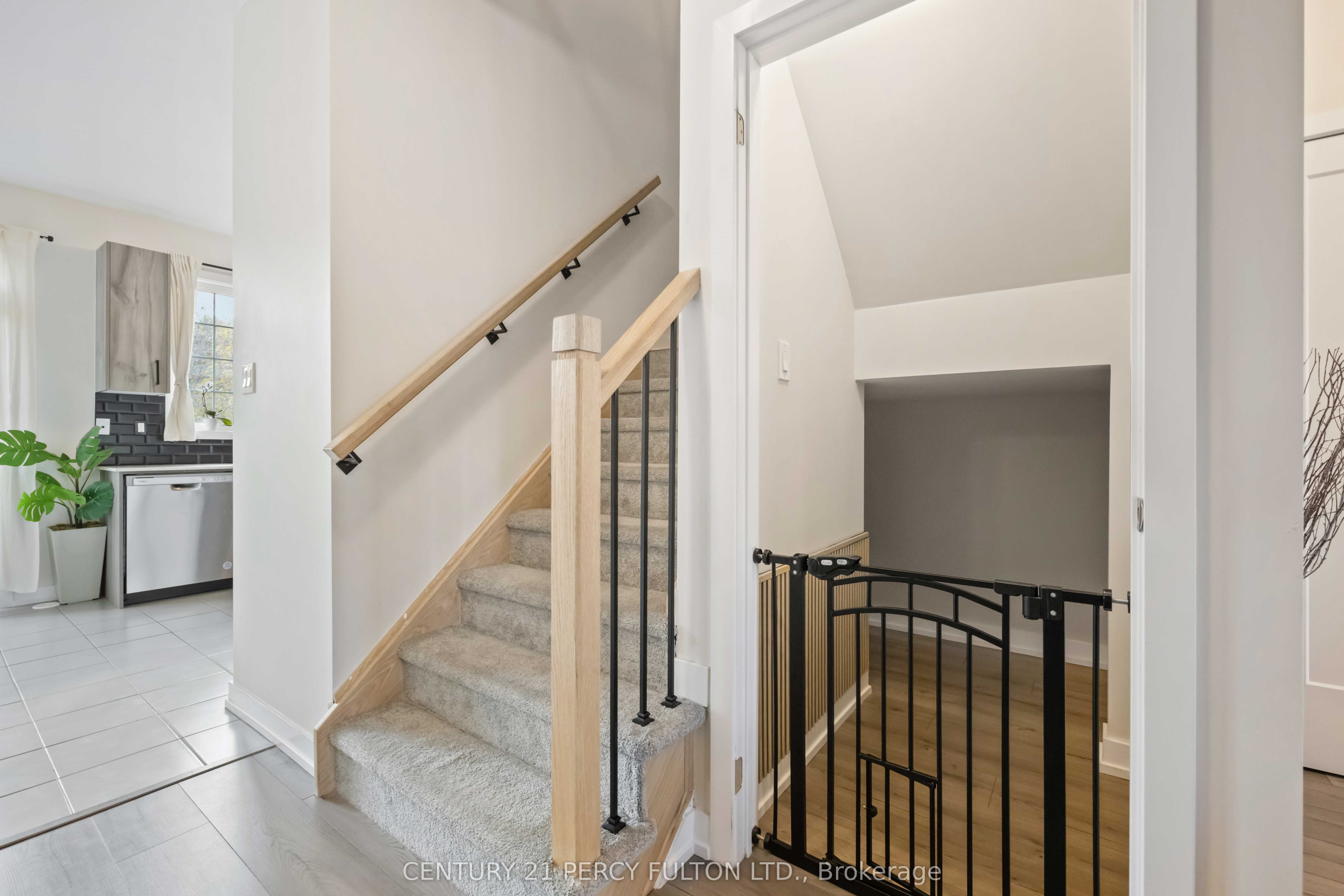 102 Lyall Stokes Circle, East Gwillimbury, ON L0G 1M0 photo 4