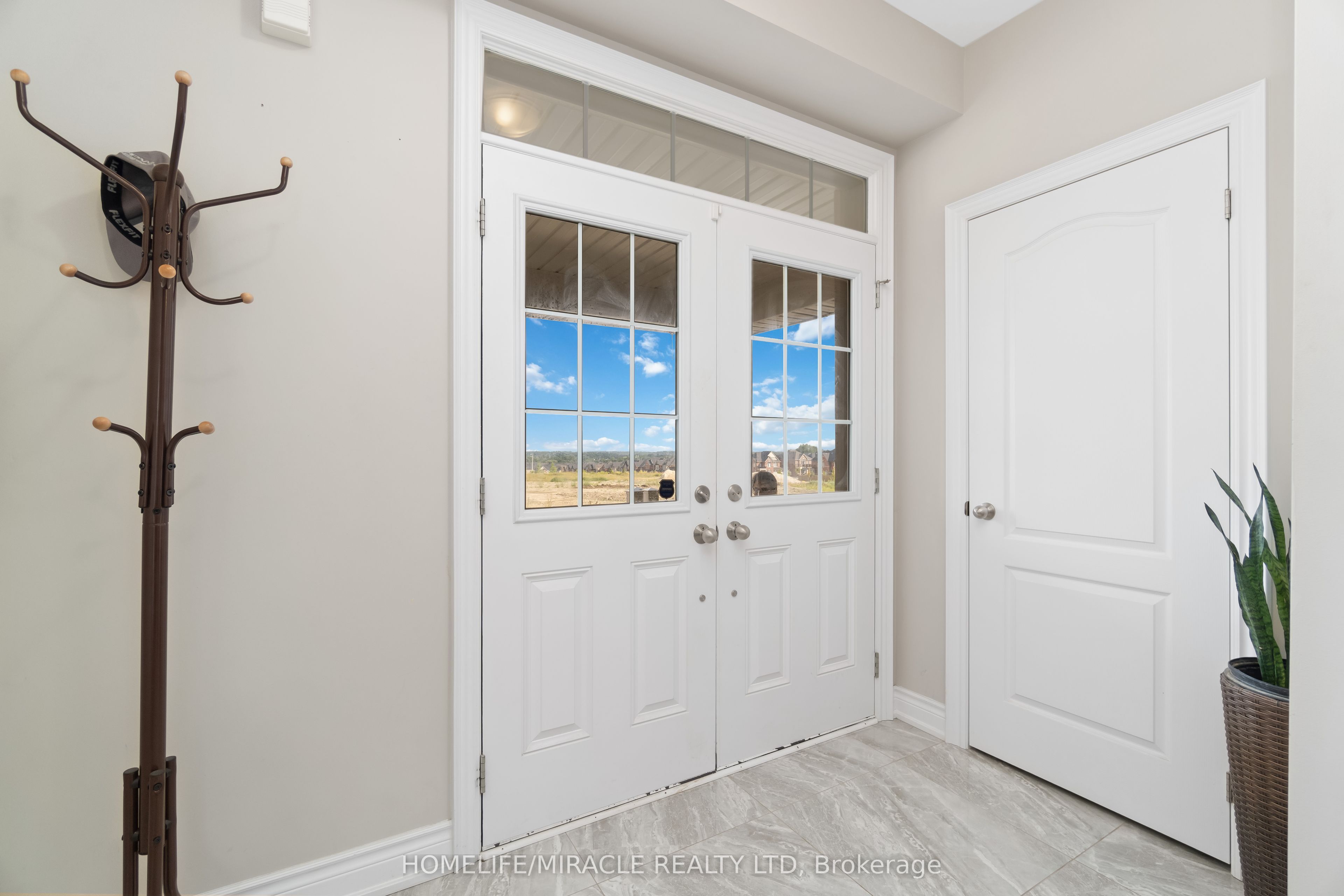 25 Pear Blossom Way, East Gwillimbury, ON L9N 0T3 photo 4