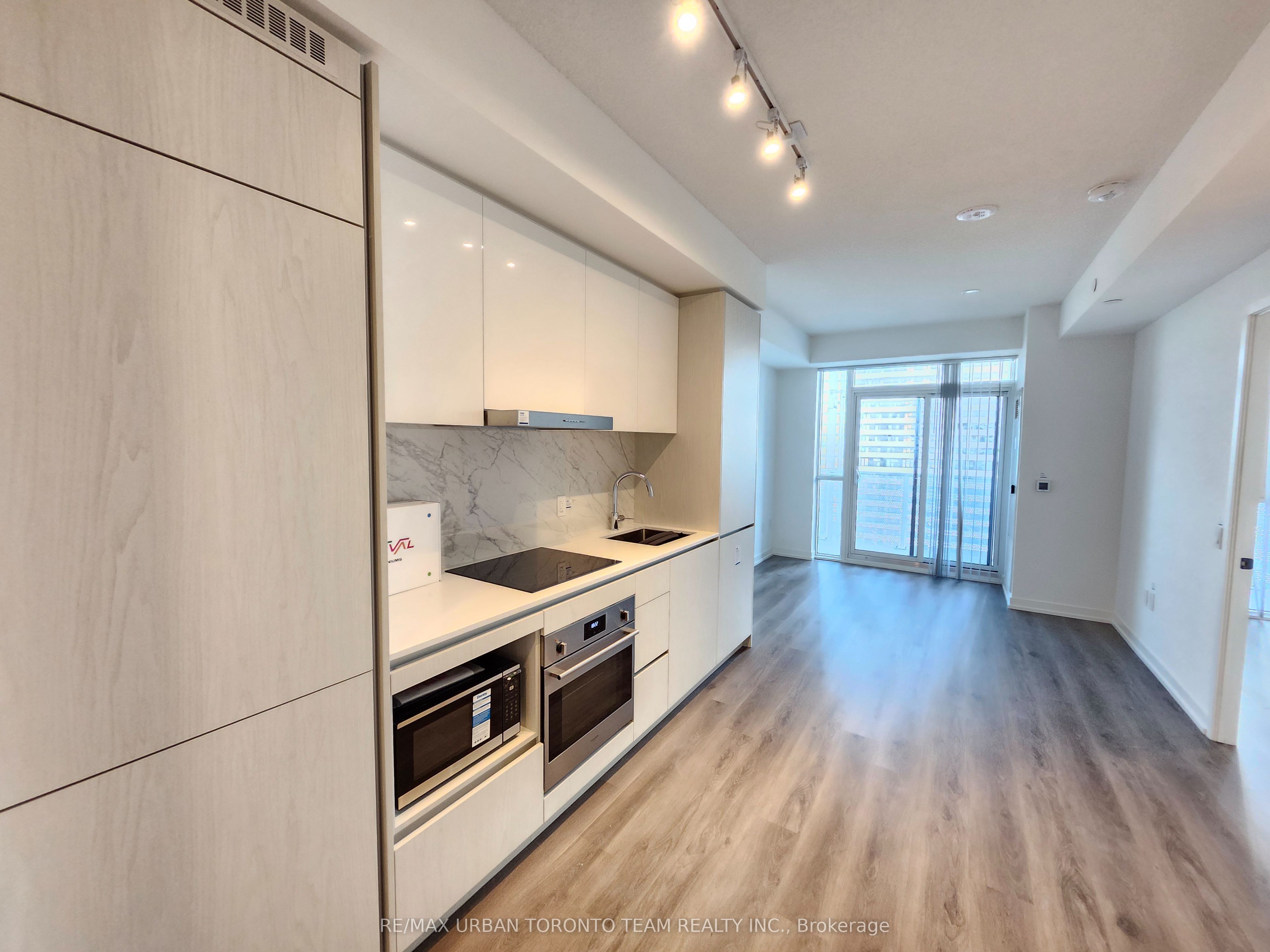 28 Interchange Way 1202, Vaughan, ON L4K 0P8 photo 2