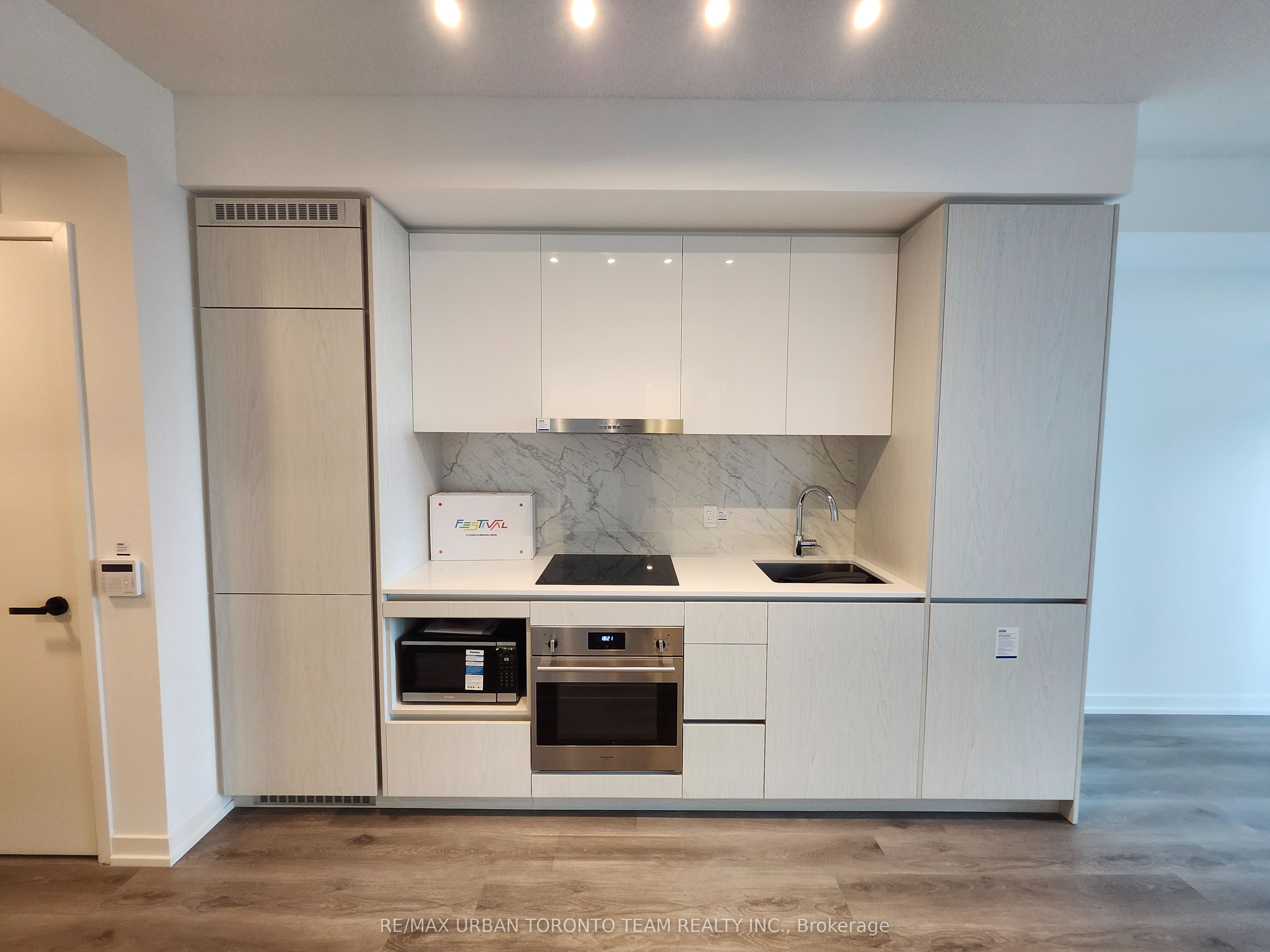 28 Interchange Way 1202, Vaughan, ON L4K 0P8 photo 3