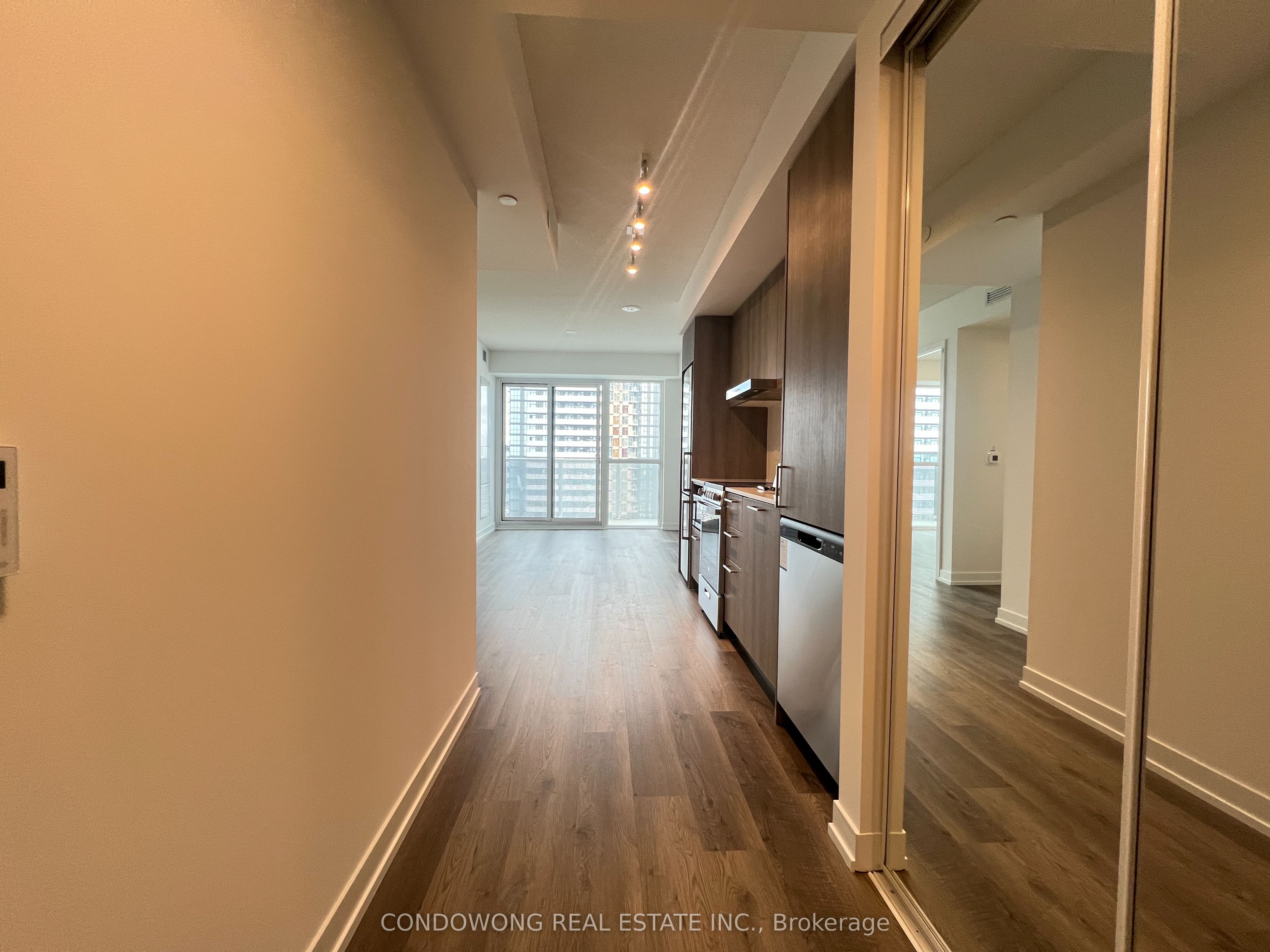 195 Commerce Street 4001, Vaughan, ON L4K 0P9 photo 2