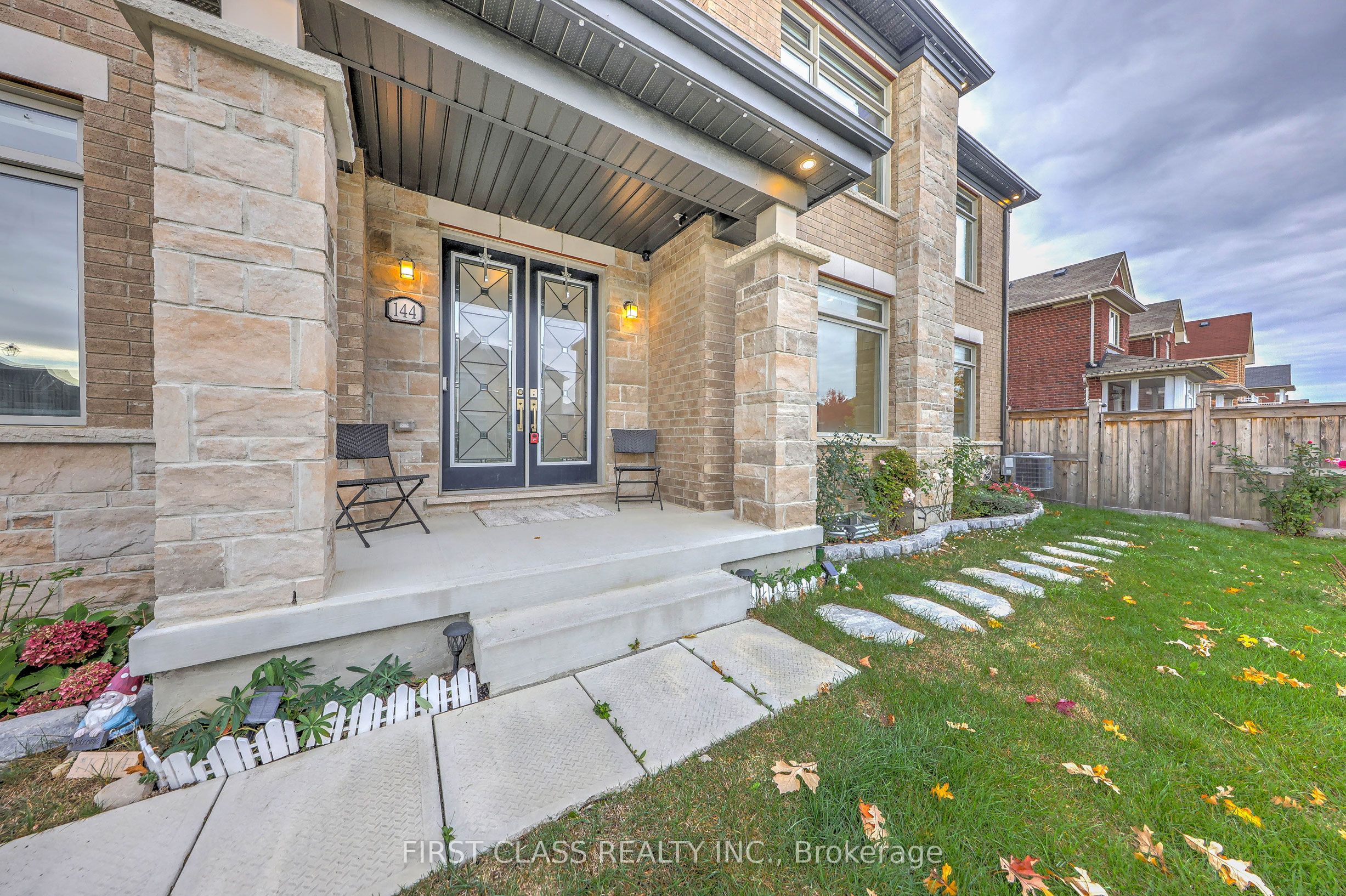 144 Byers Pond Way, Whitchurch-Stouffville, ON L4A 4X3 photo 5