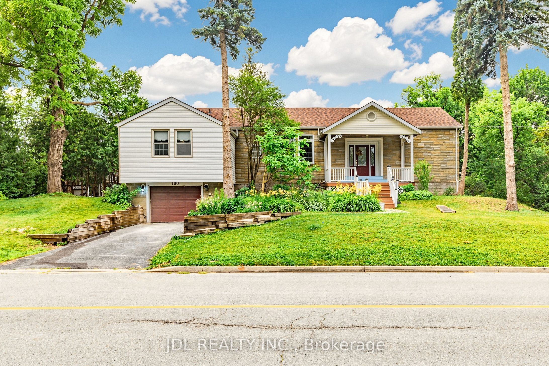 100 Roxborough Road, Newmarket, ON L3Y 3L2