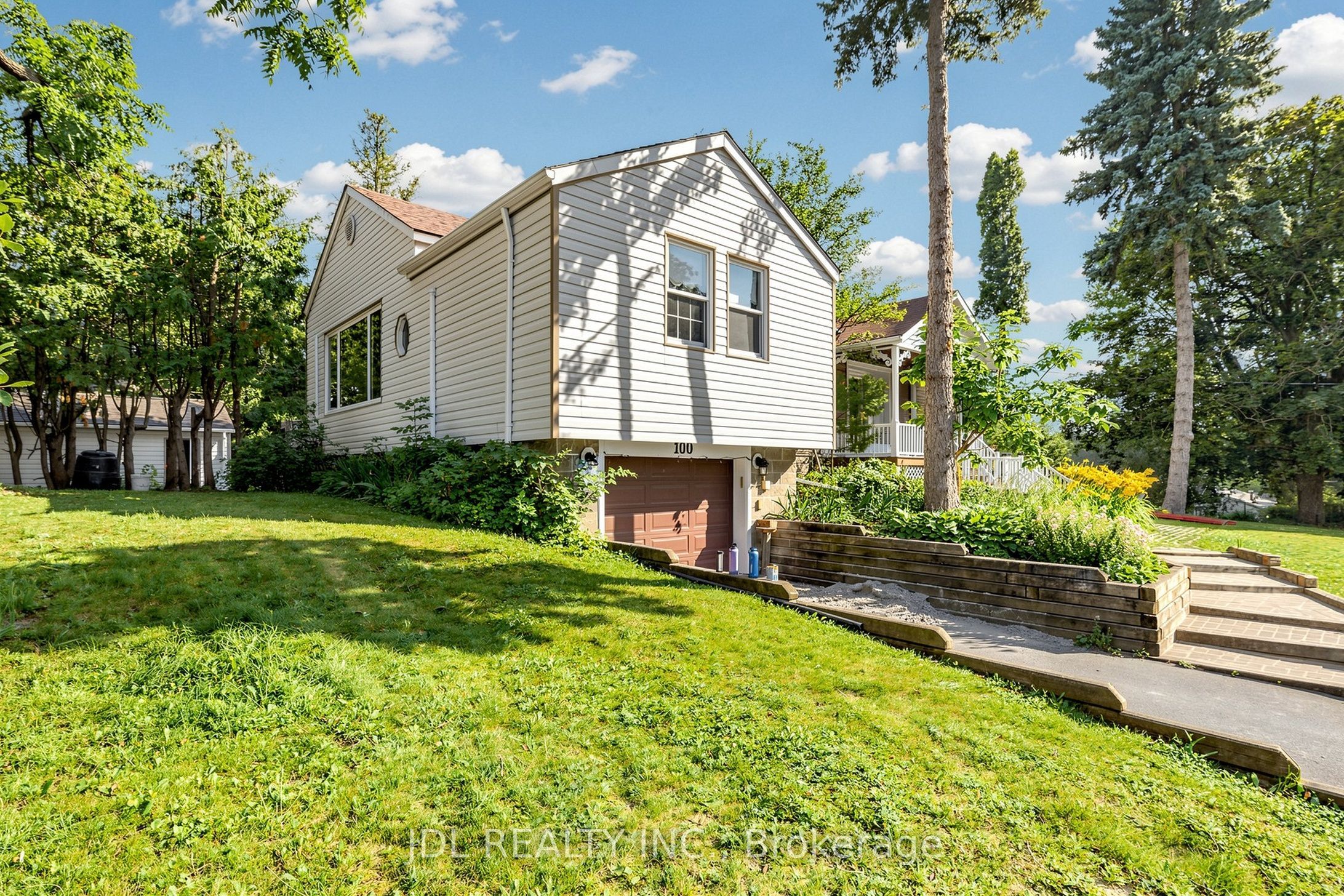 100 Roxborough Road, Newmarket, ON L3Y 3L2 photo 3