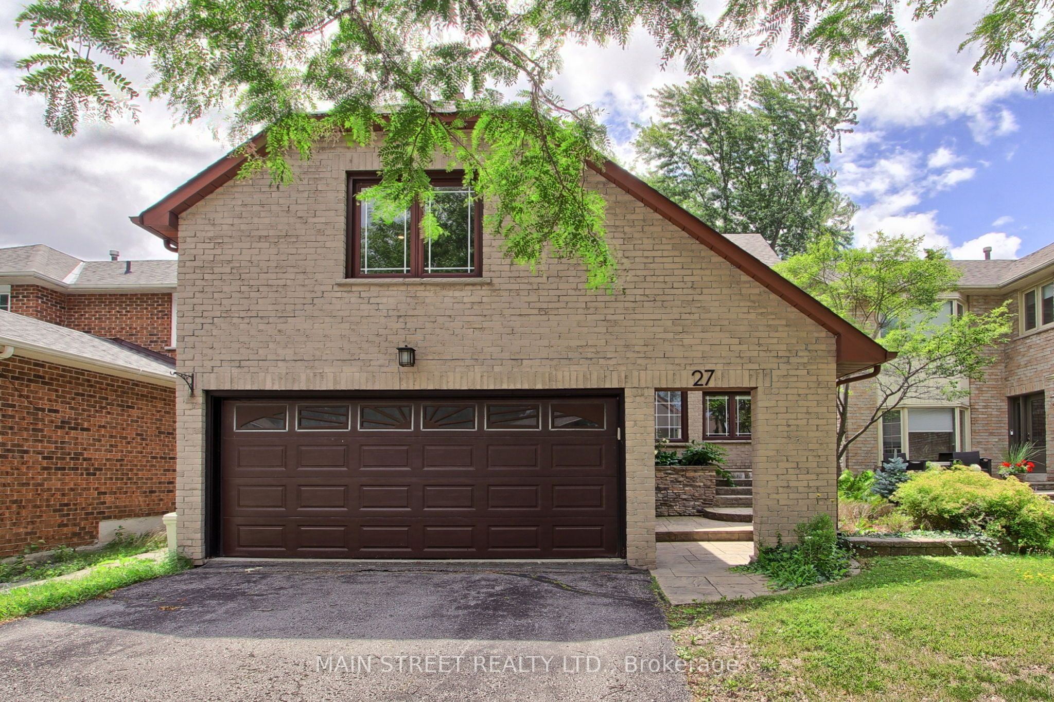 27 Murdock Avenue, Aurora, ON L4G 5E7 photo 2