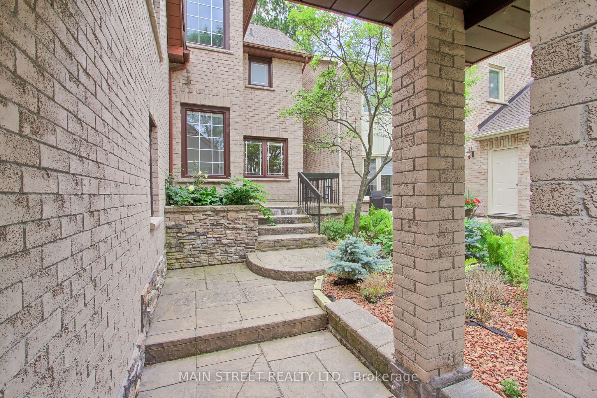 27 Murdock Avenue, Aurora, ON L4G 5E7 photo 3